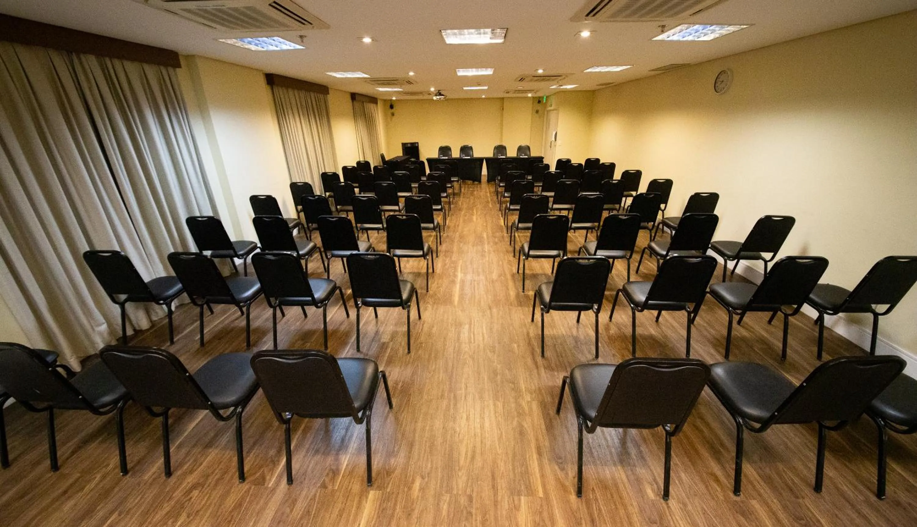Meeting/conference room in Diff Hotel - by Easy Hotéis
