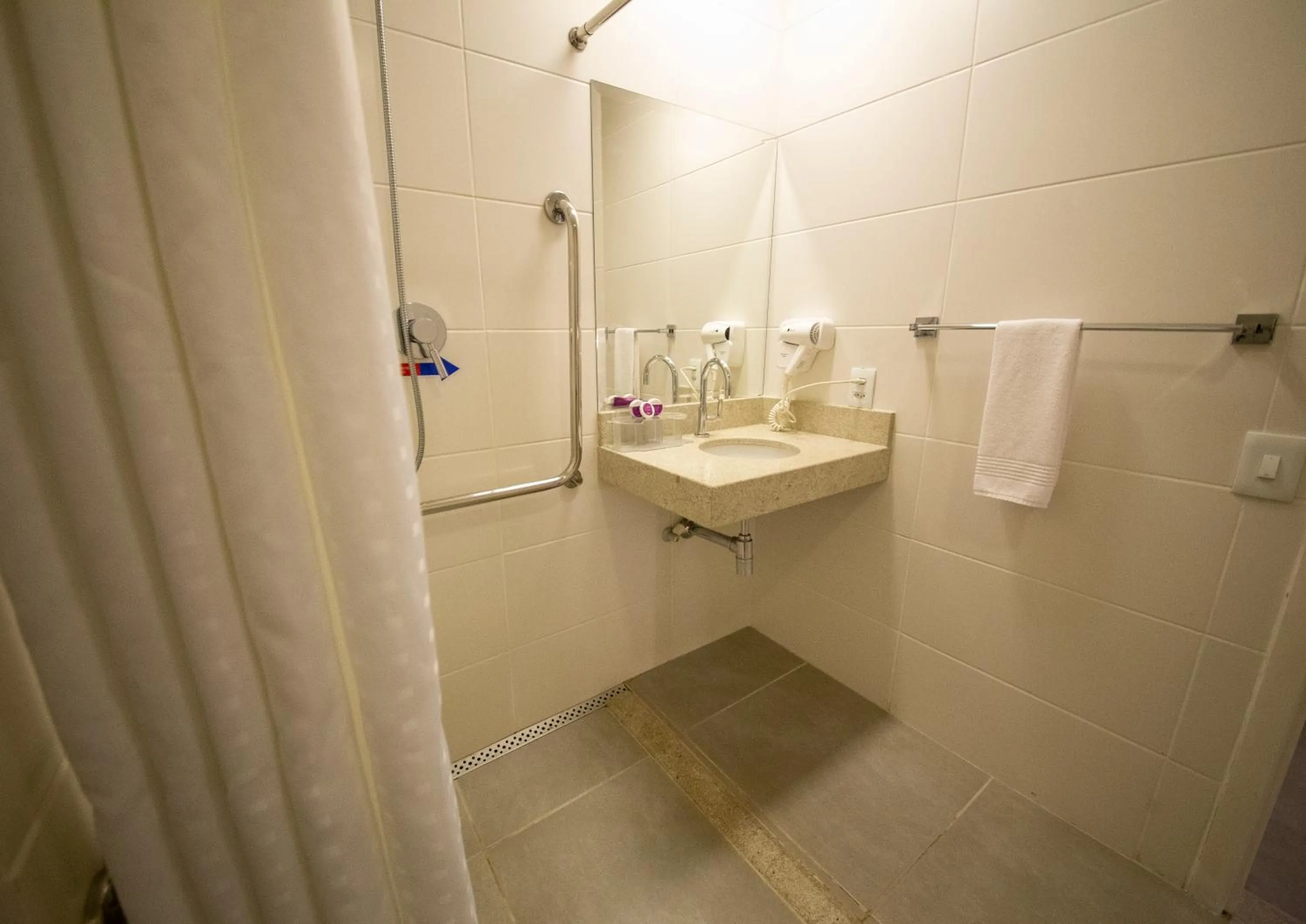 Bathroom in Diff Hotel - by Easy Hotéis