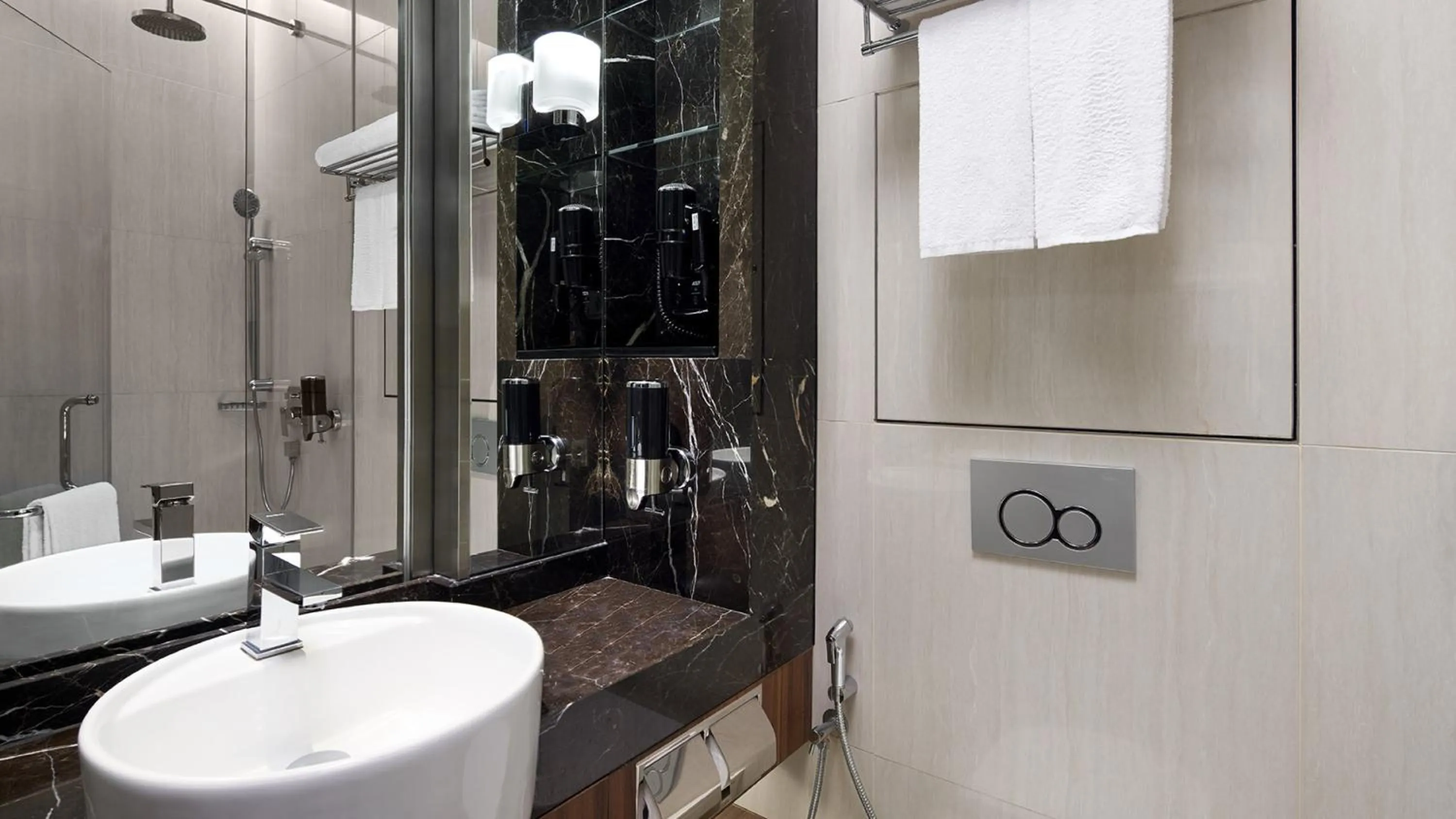 Bathroom in Holiday Inn Express Singapore Clarke Quay by IHG