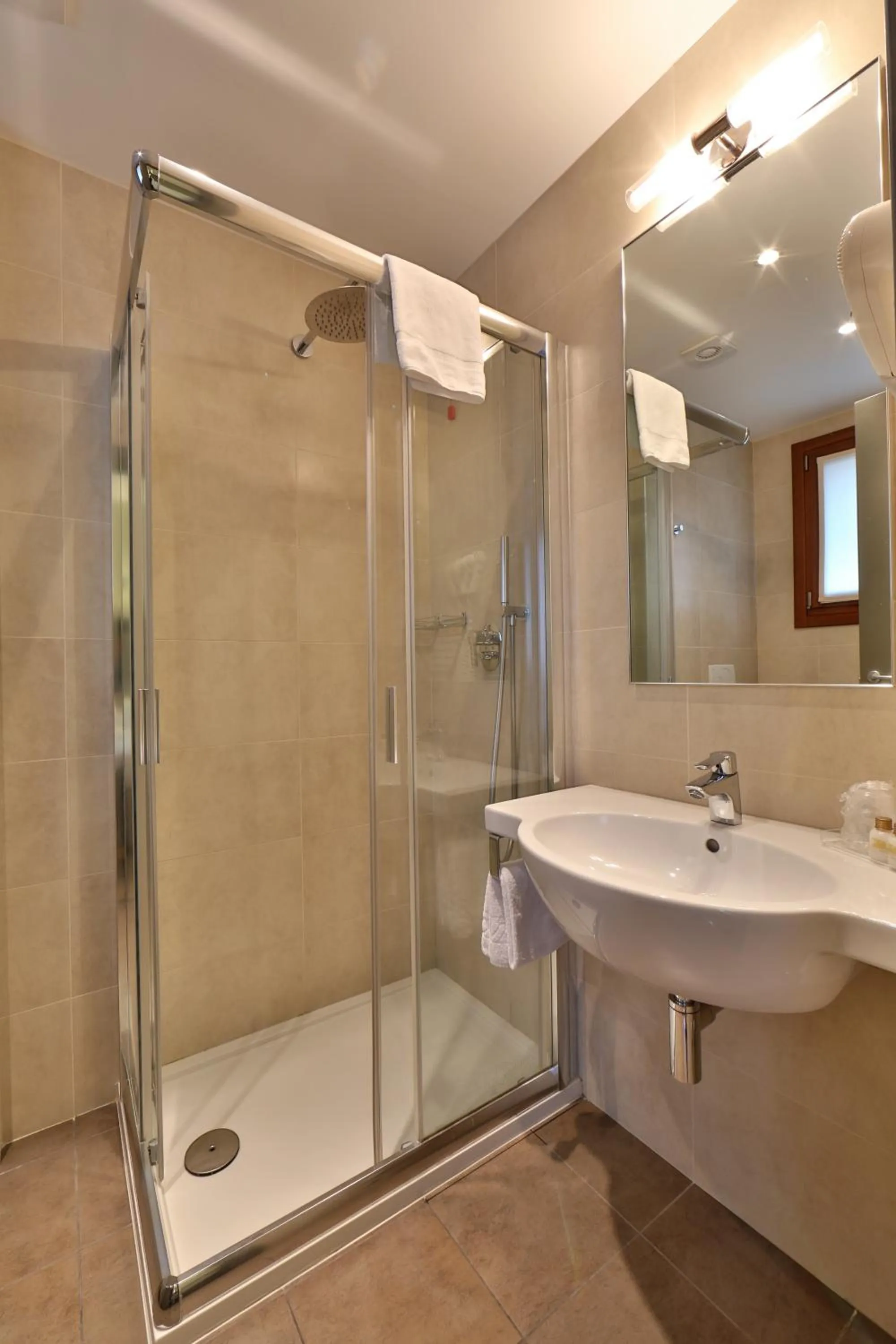 Shower in BEST WESTERN Titian Inn Hotel Venice Airport