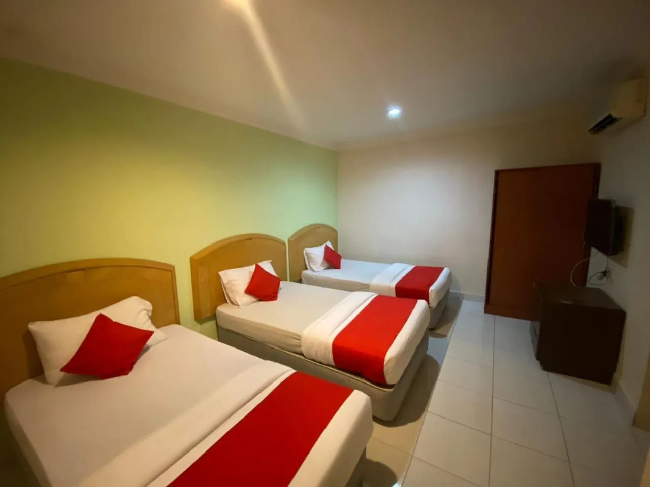 Bed in HOTEL SAHARA INN BATU CAVES