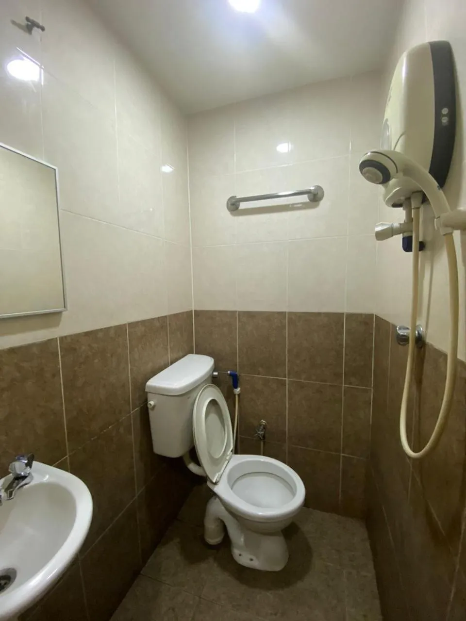 Shower in HOTEL SAHARA INN BATU CAVES