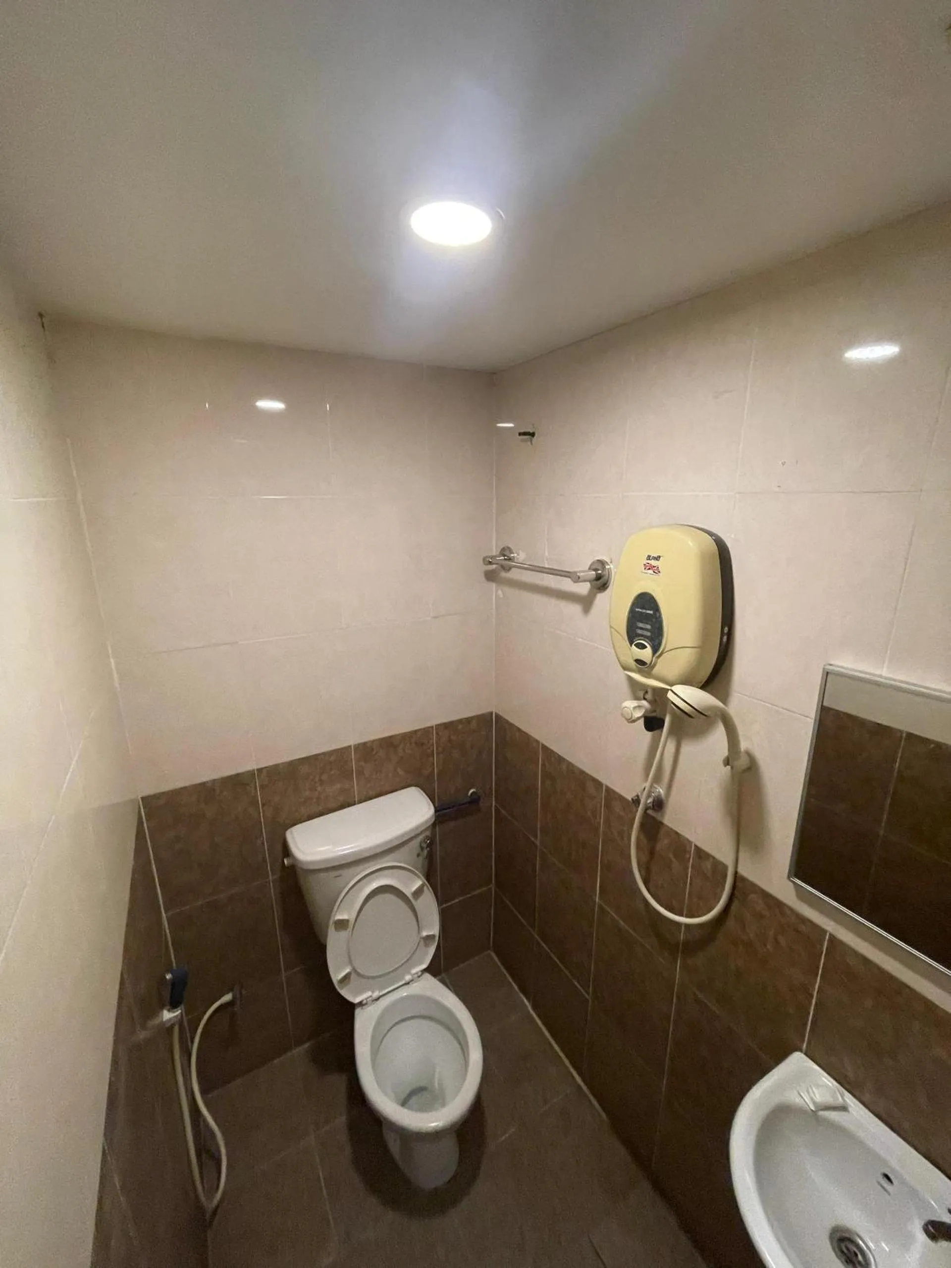 Shower in HOTEL SAHARA INN BATU CAVES