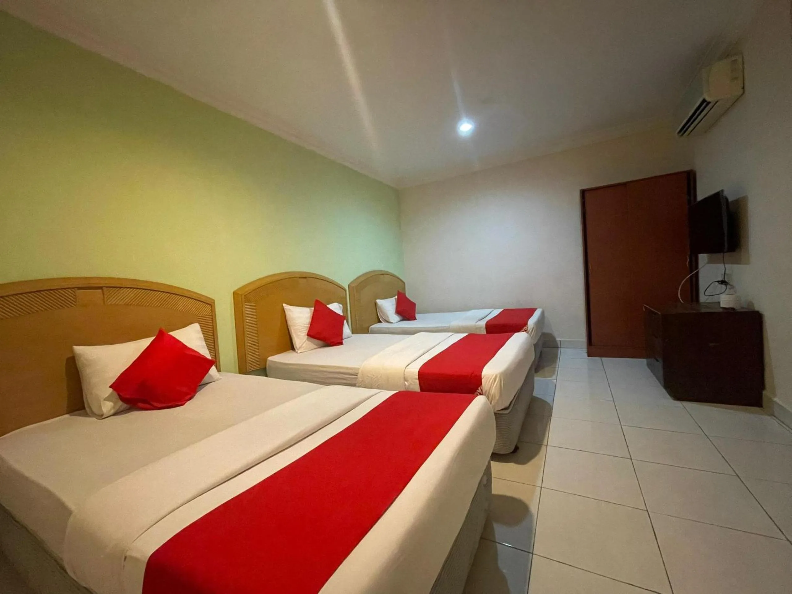 Bed in HOTEL SAHARA INN BATU CAVES