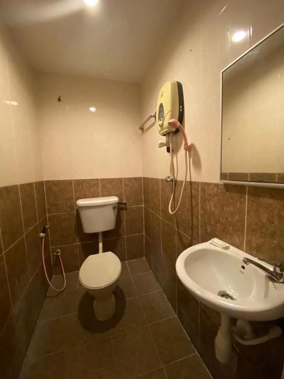 Shower in HOTEL SAHARA INN BATU CAVES