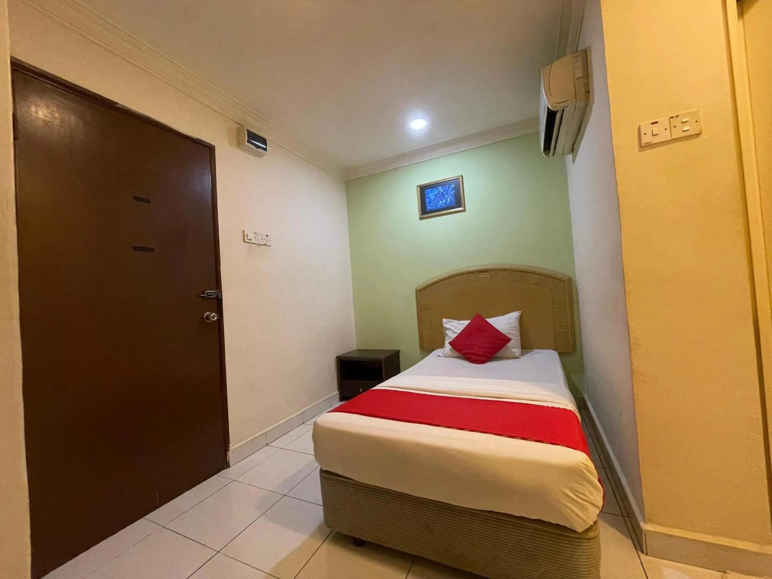 Bed in HOTEL SAHARA INN BATU CAVES