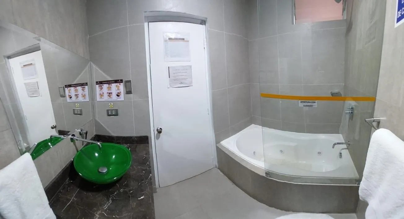 Shower in Hotel Serra Nova