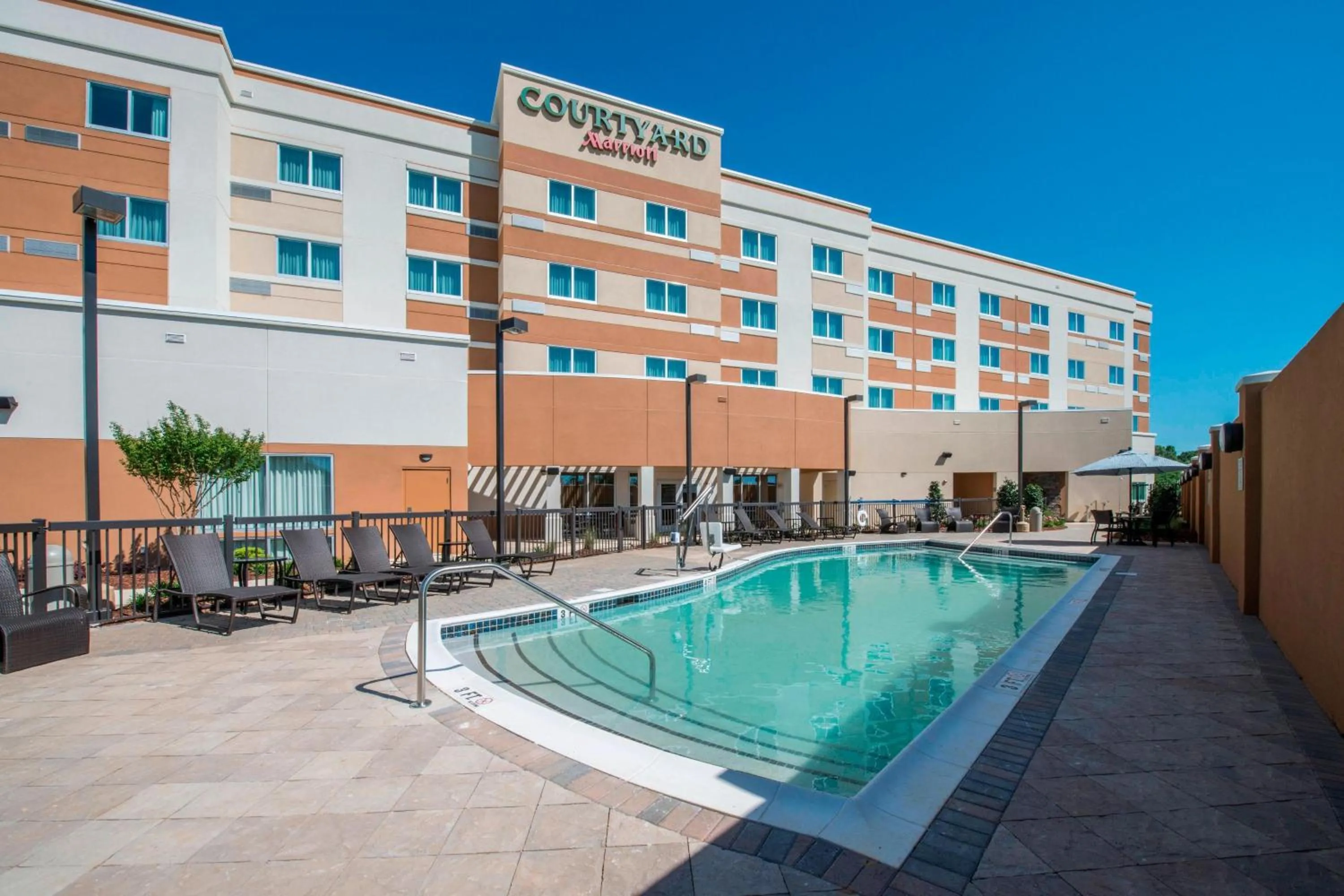Swimming pool in Courtyard by Marriott Columbus