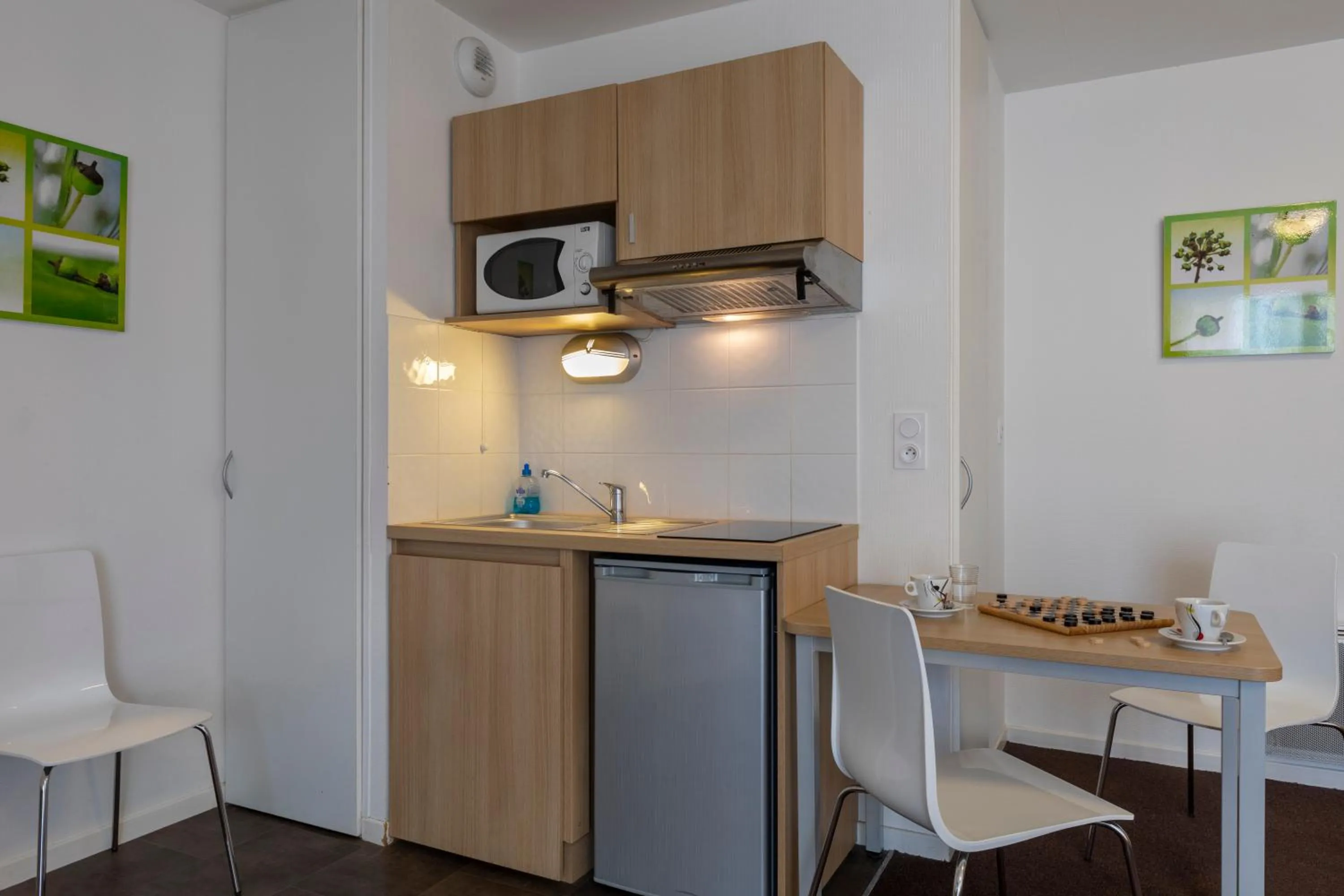 Kitchen or kitchenette in The Originals Residence, Kosy Appart'hotels Troyes City & Park