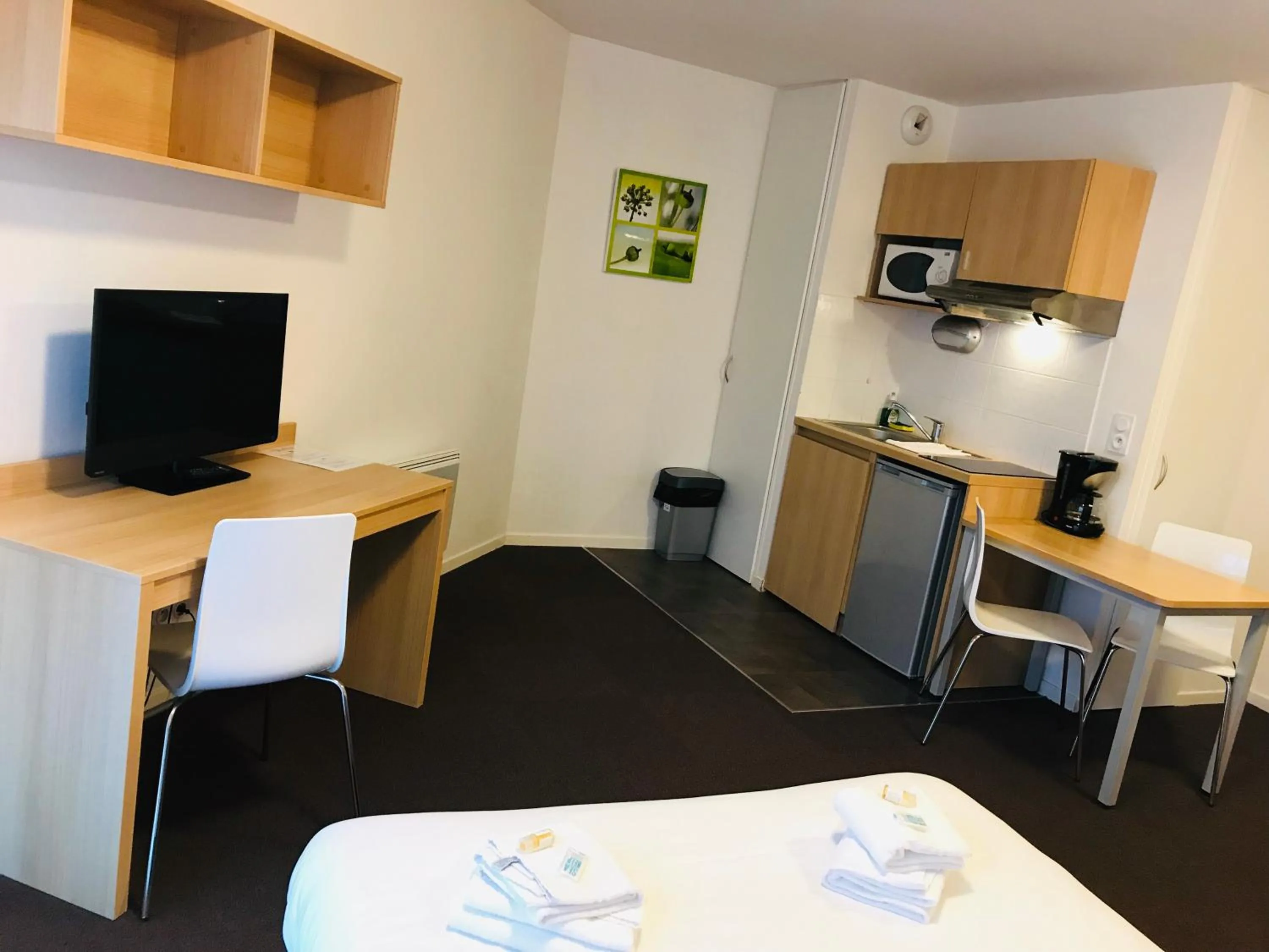 TV and multimedia in The Originals Residence, Kosy Appart'hotels Troyes City & Park