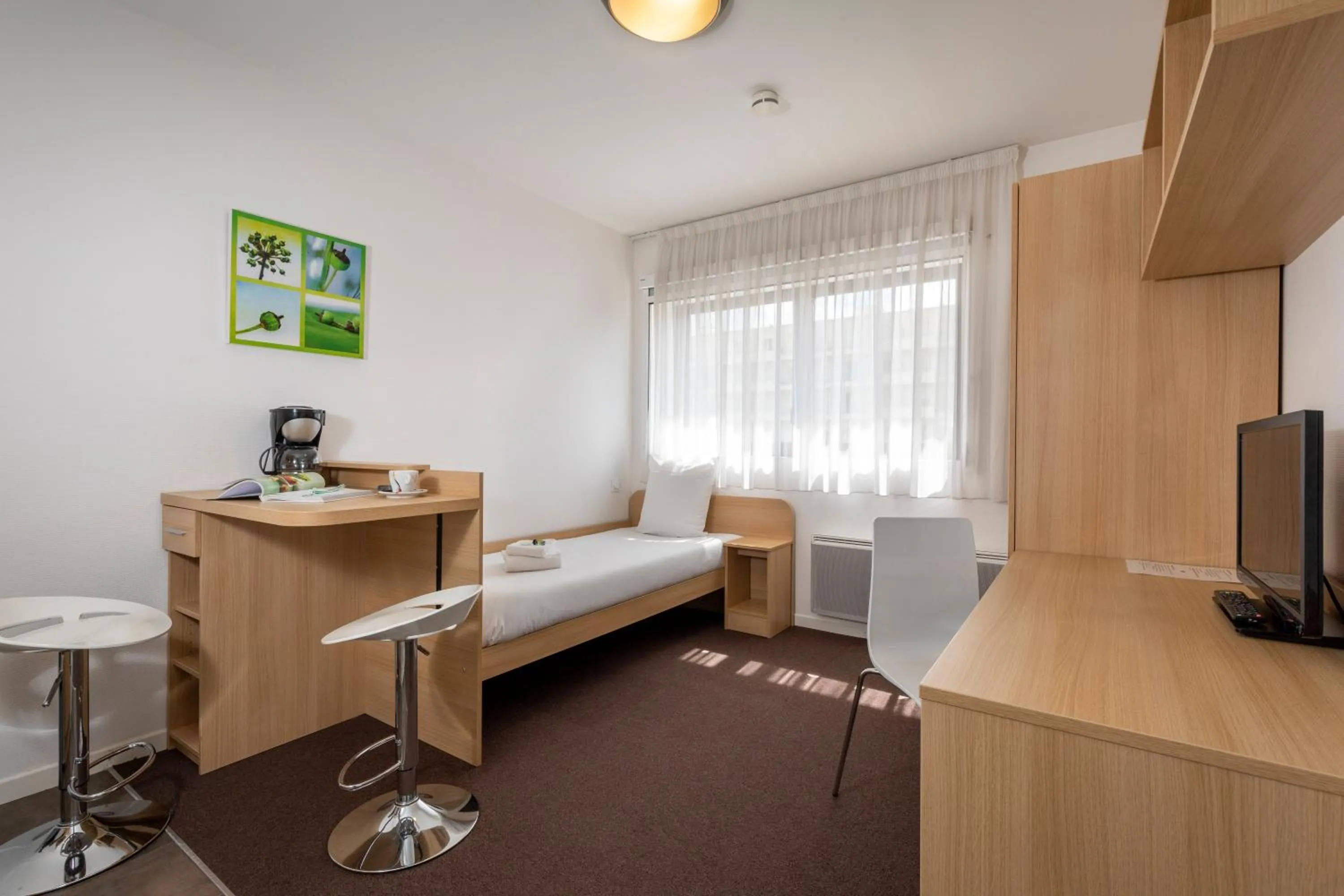 Photo of the whole room, Bed in The Originals Residence, Kosy Appart'hotels Troyes City & Park