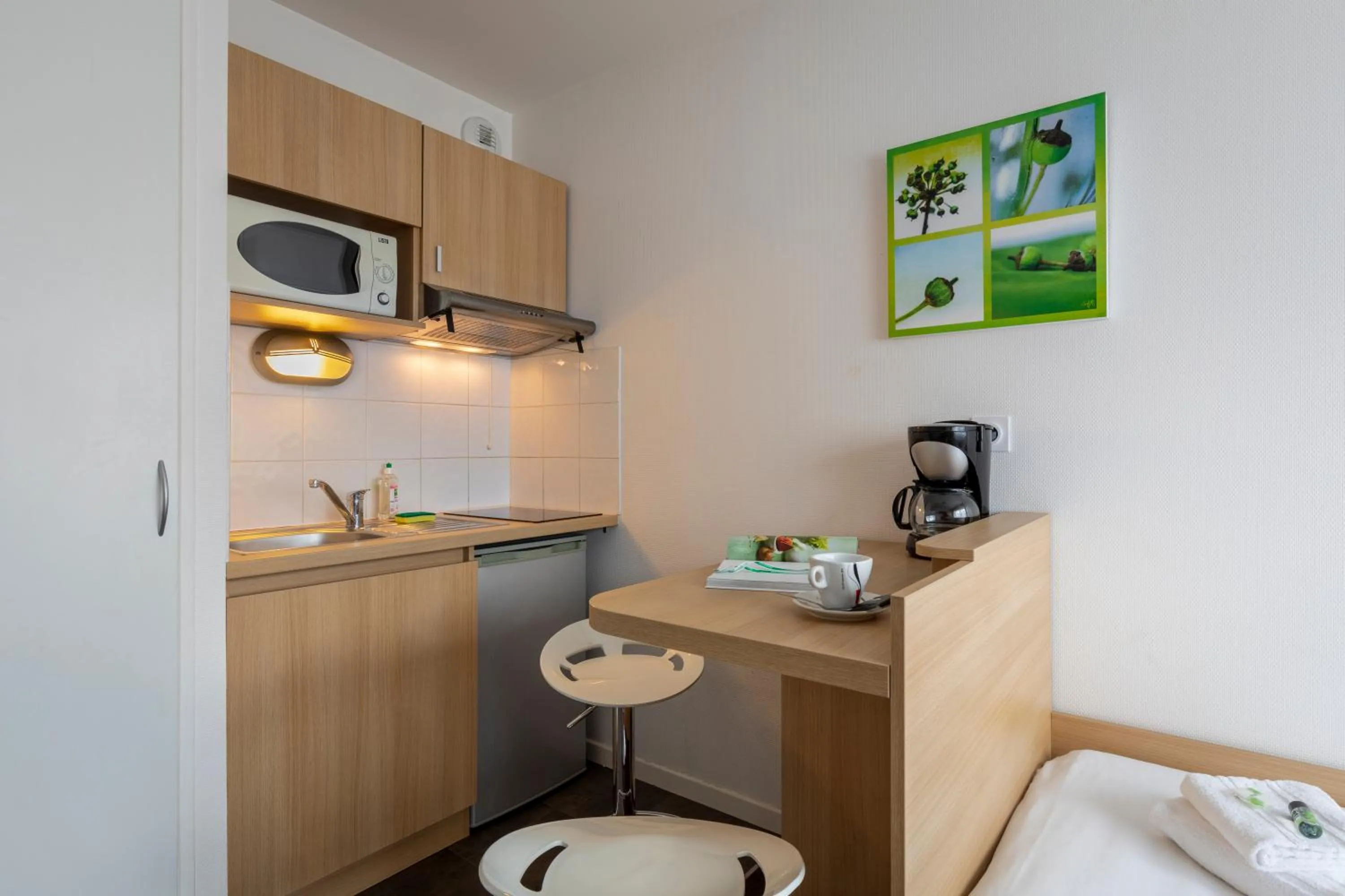 Kitchen or kitchenette in The Originals Residence, Kosy Appart'hotels Troyes City & Park