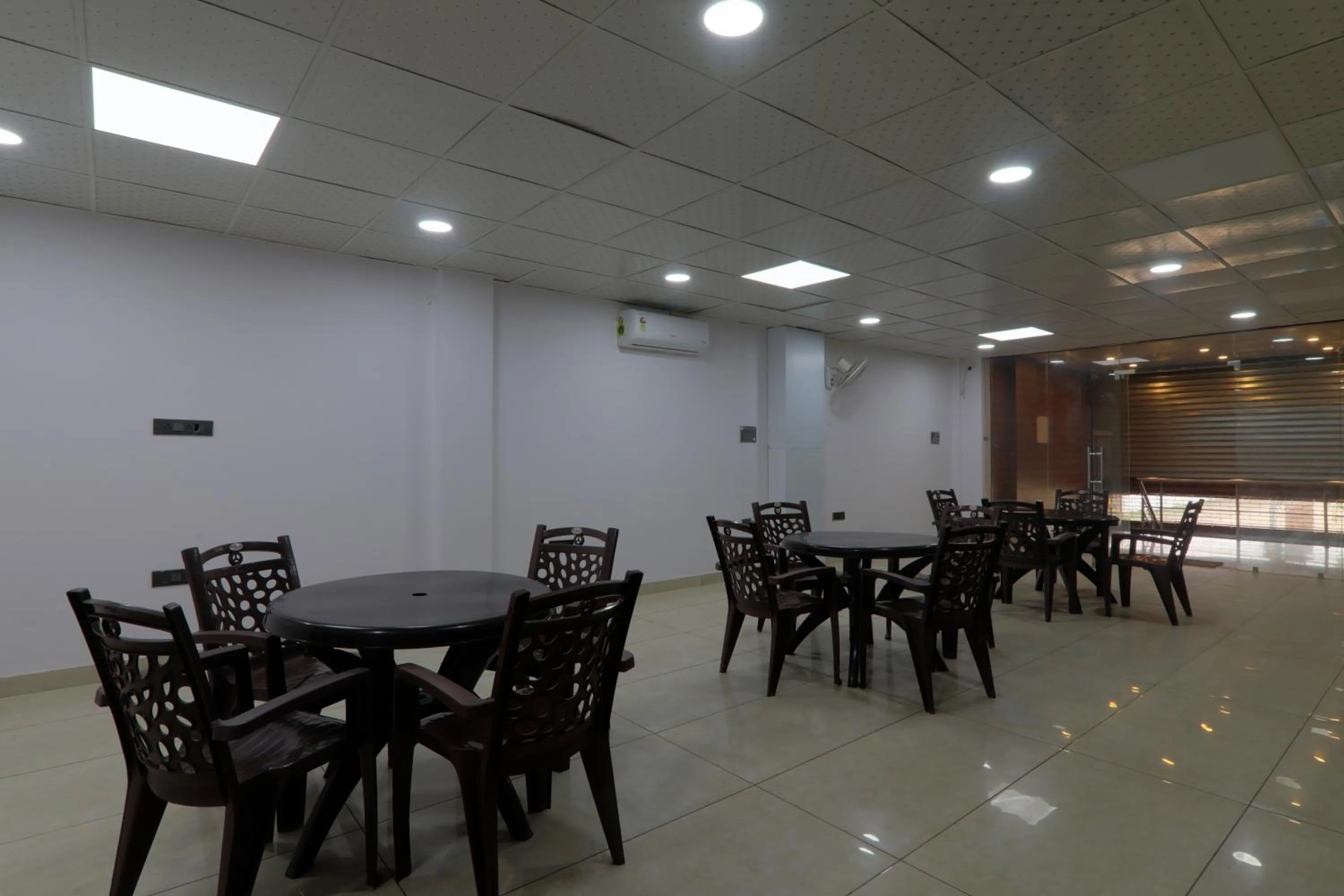 Restaurant/places to eat in Shri Tirupati Residency