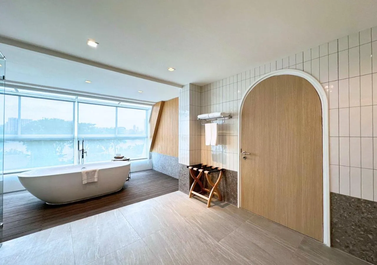 Toilet in Away Bangkok Riverside Kene