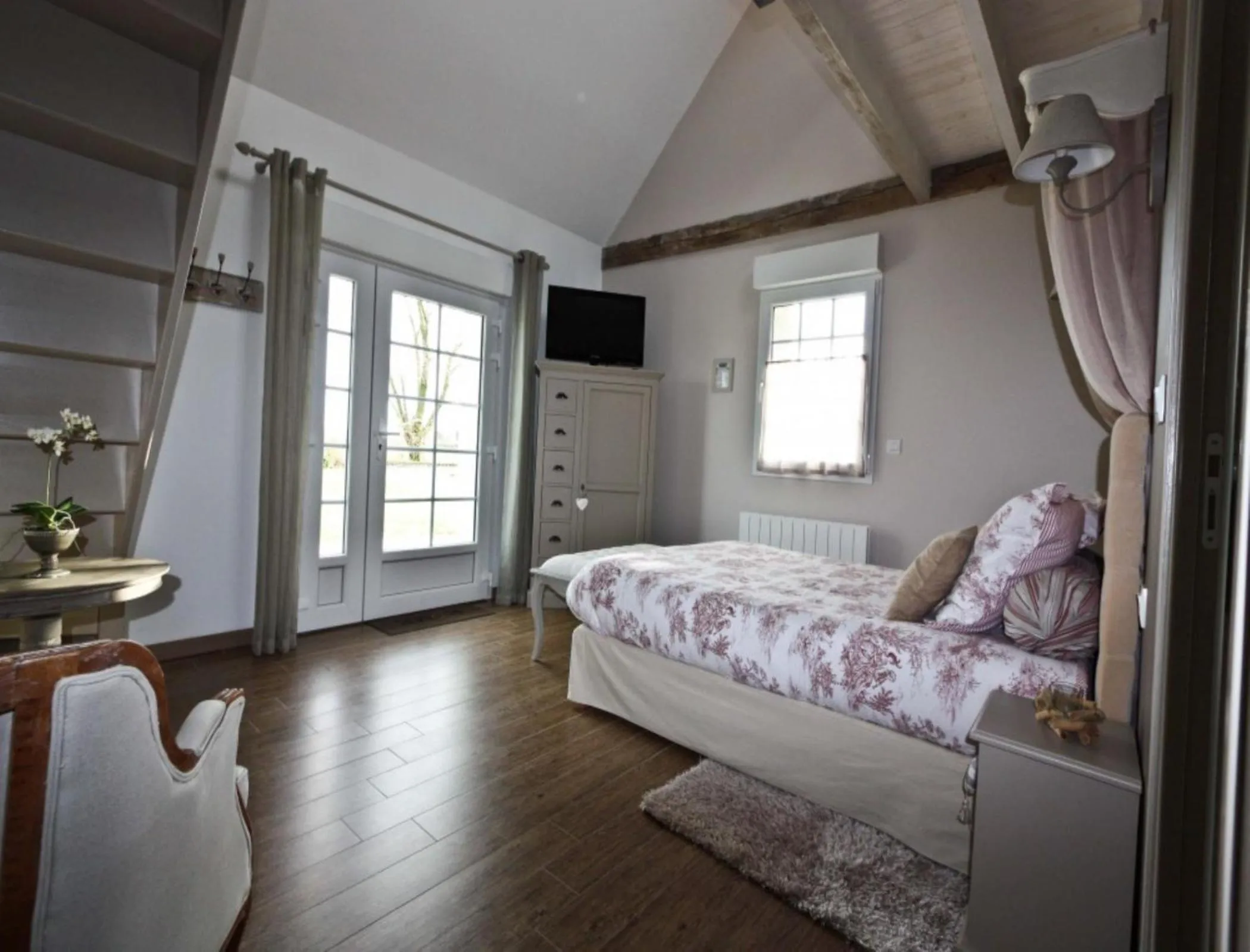 Photo of the whole room, Bed in La Haute Muraille