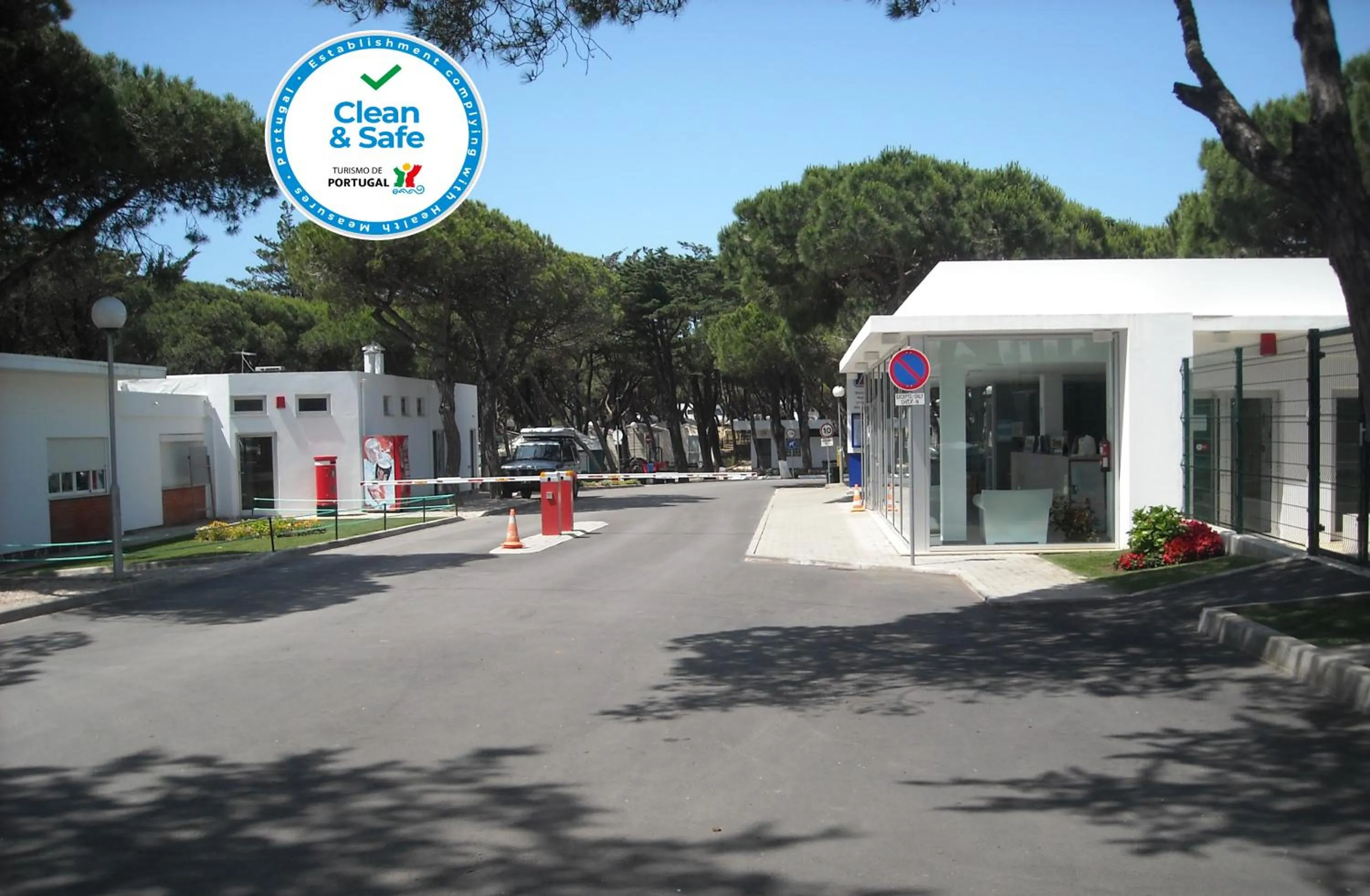 Facade/entrance in Parque De Campismo Orbitur Guincho