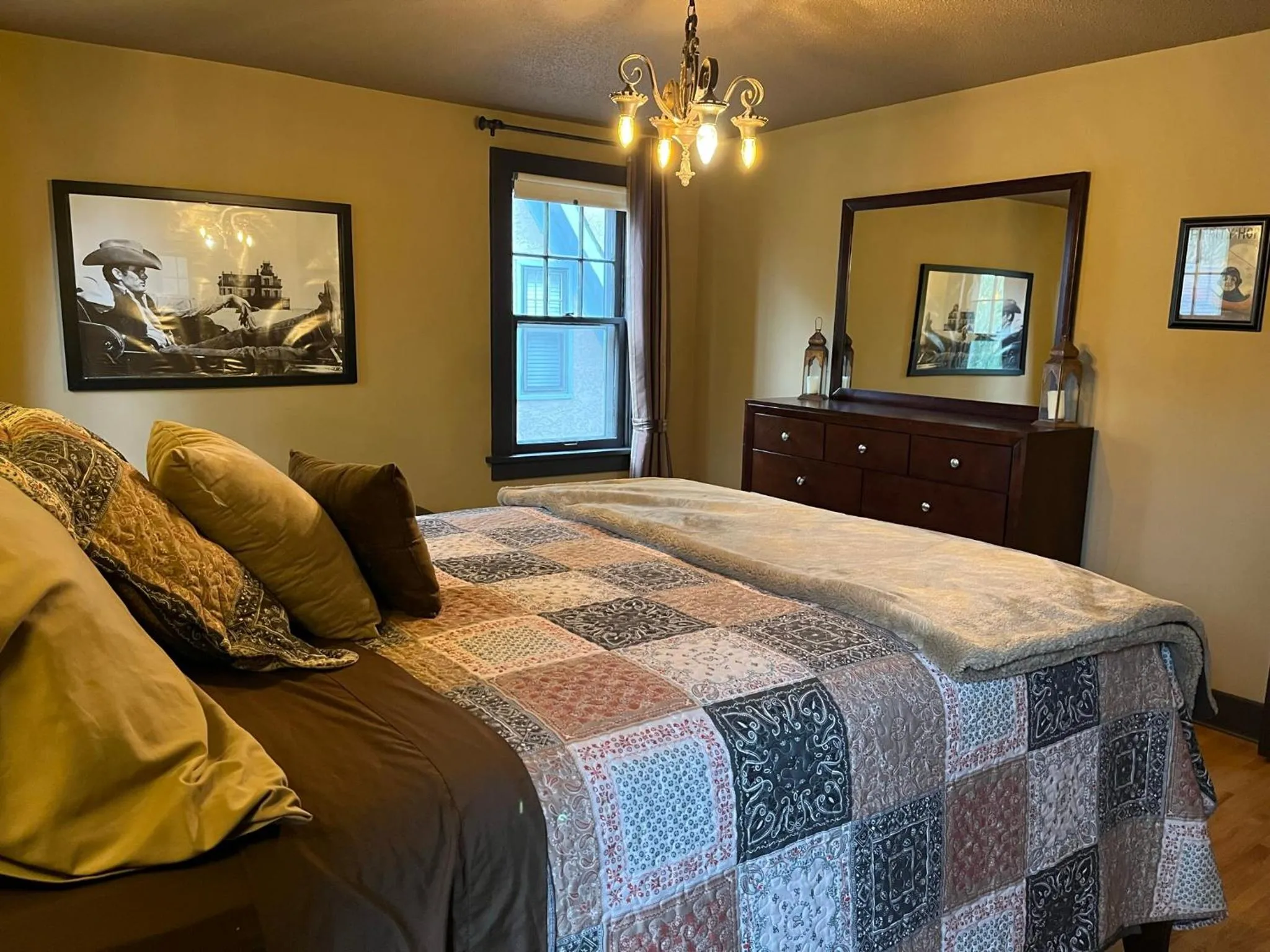 Queen Room with Shared Bathroom in Historic Twin Tudors Inn