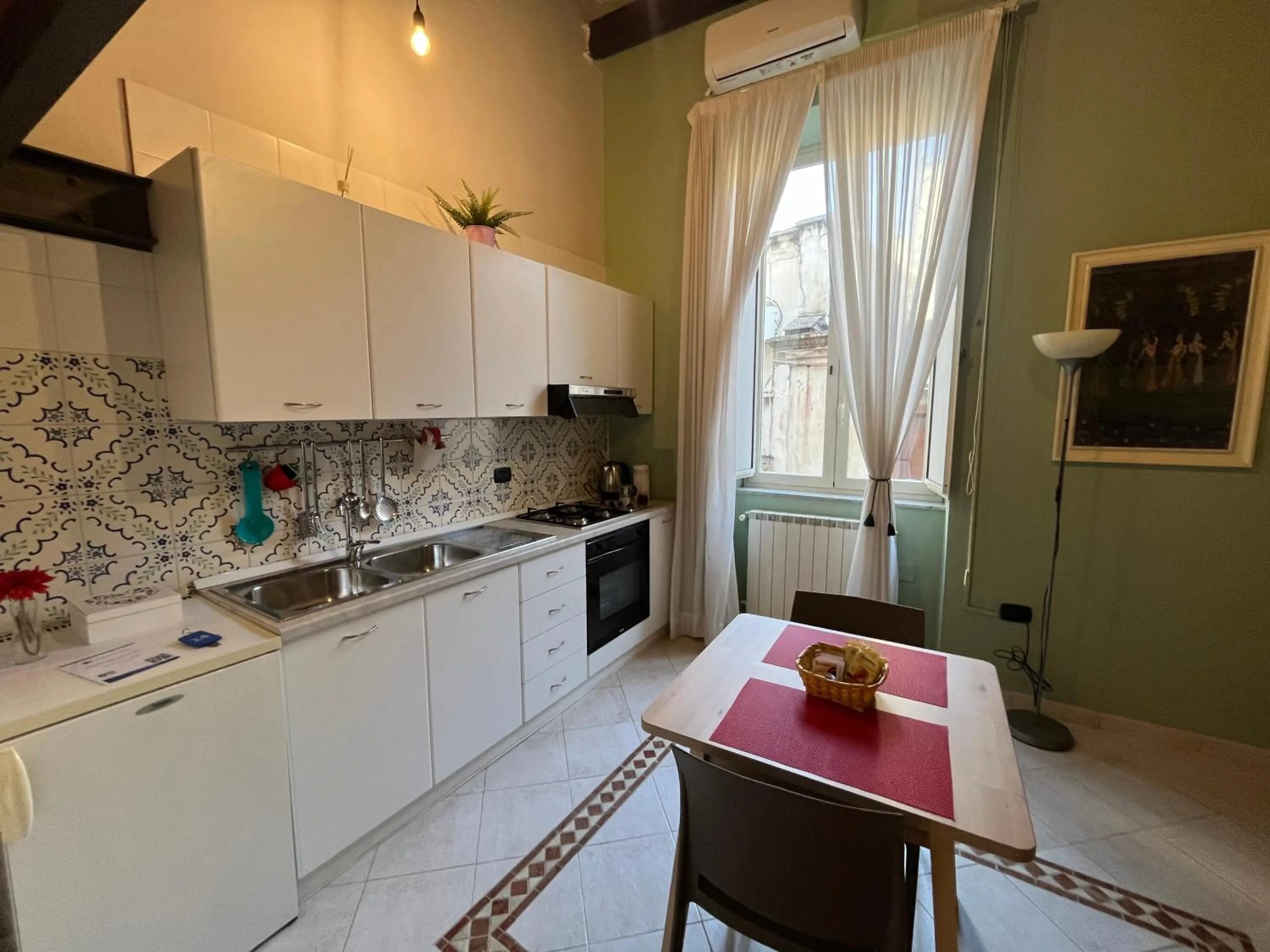 Kitchen or kitchenette in Case Così Apartments - Napoli