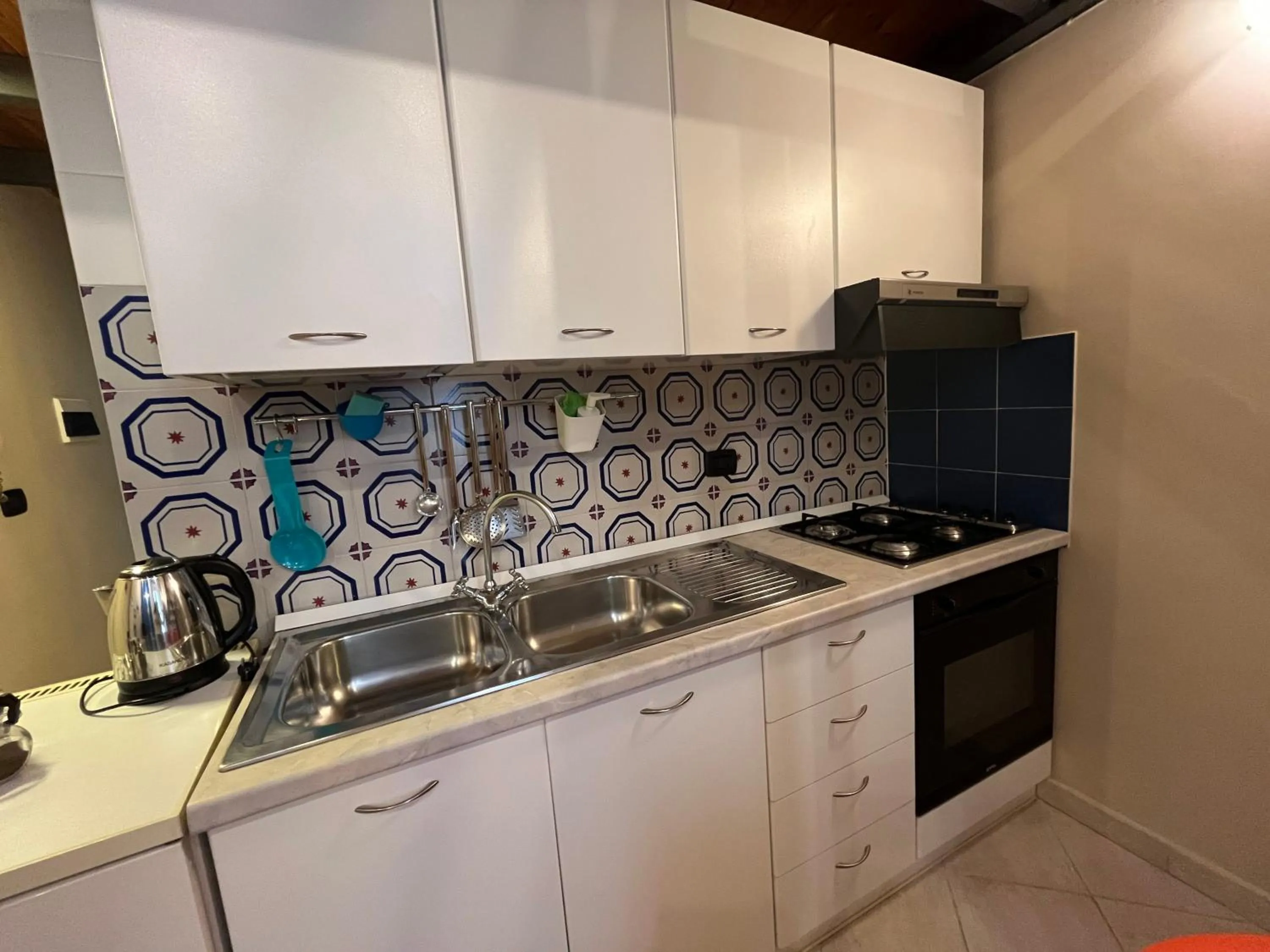 Kitchen or kitchenette in Case Così Apartments - Napoli