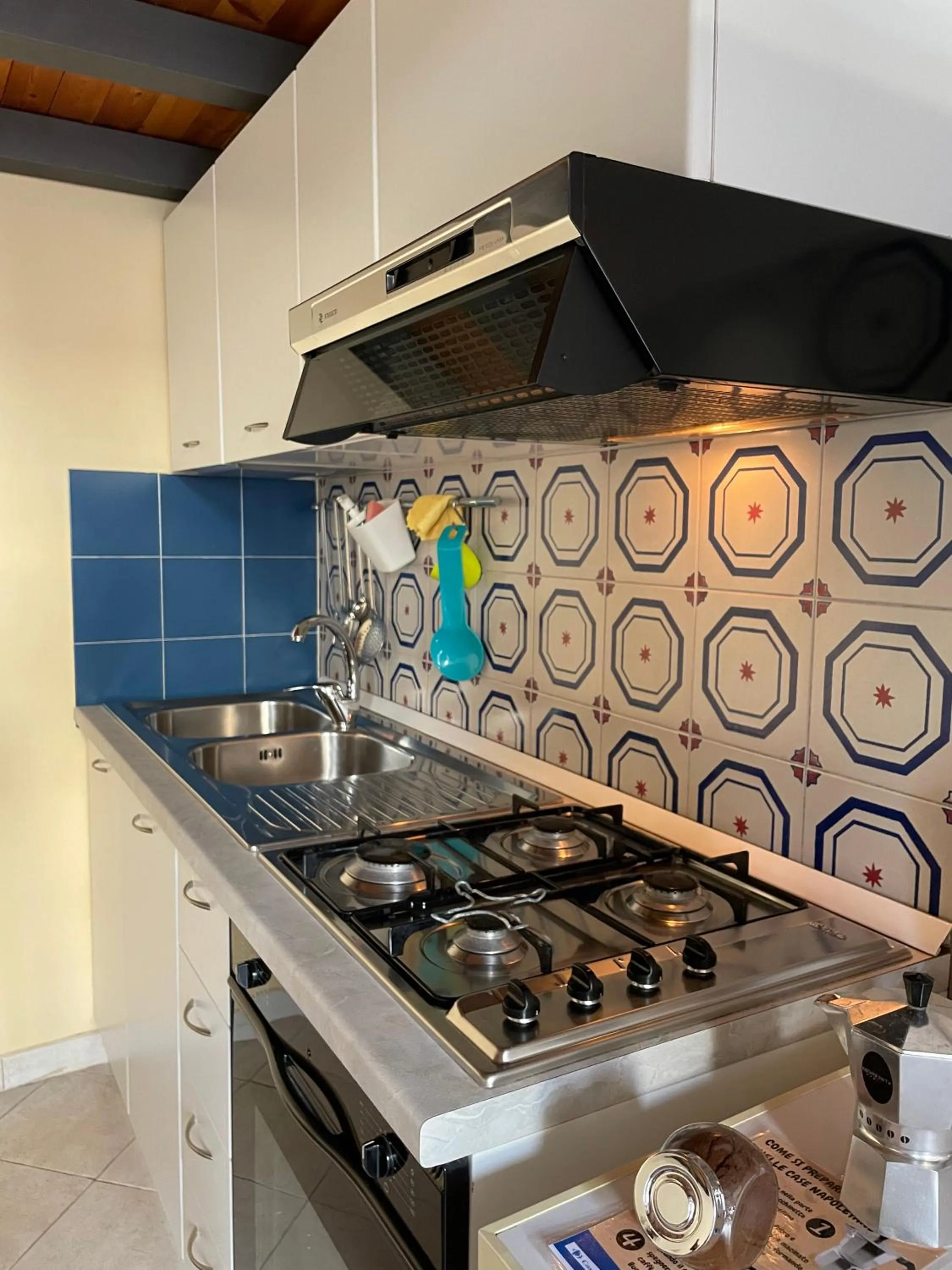 Kitchen or kitchenette in Case Così Apartments - Napoli