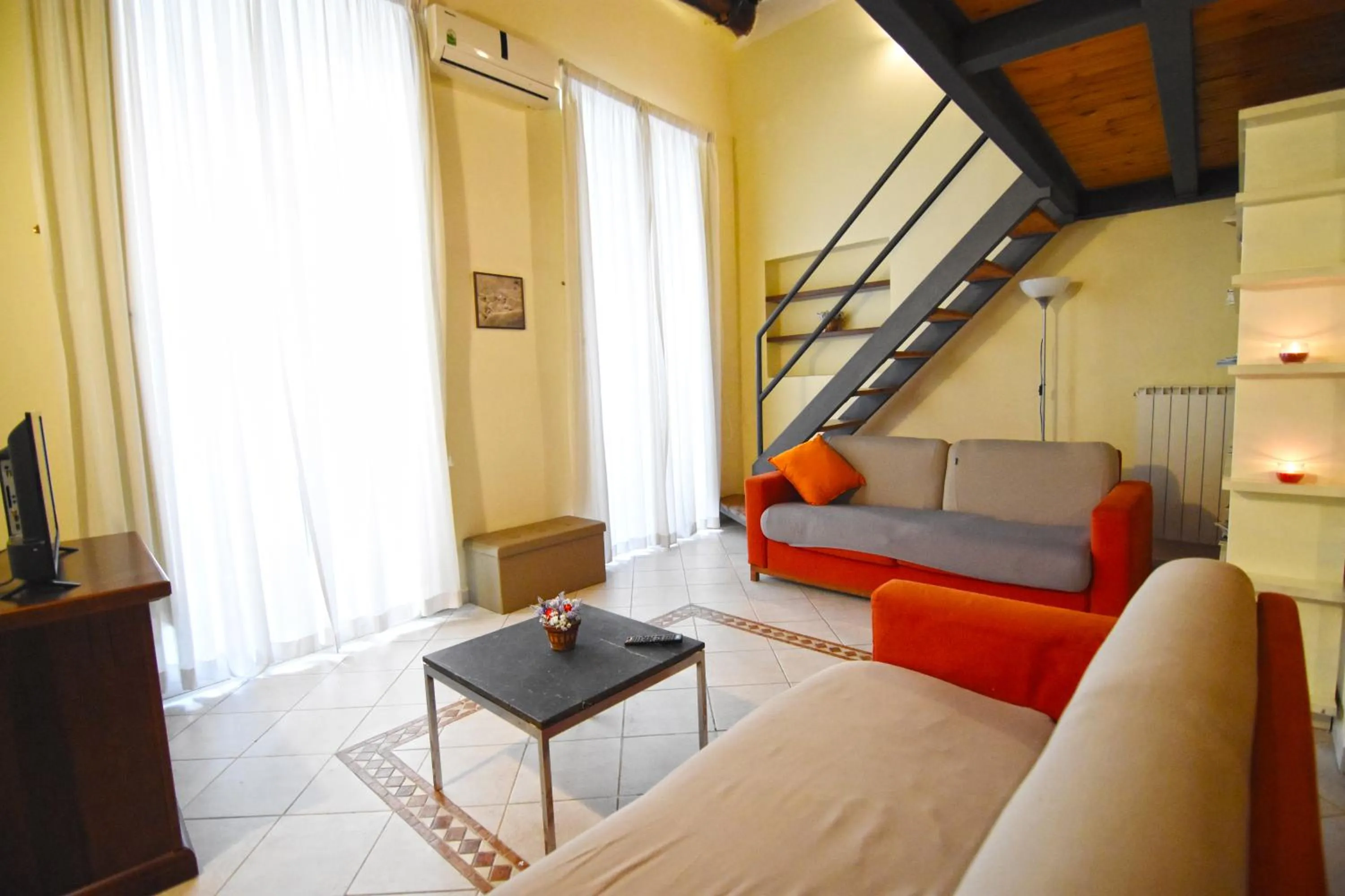 Living room, Bed in Case Così Apartments - Napoli