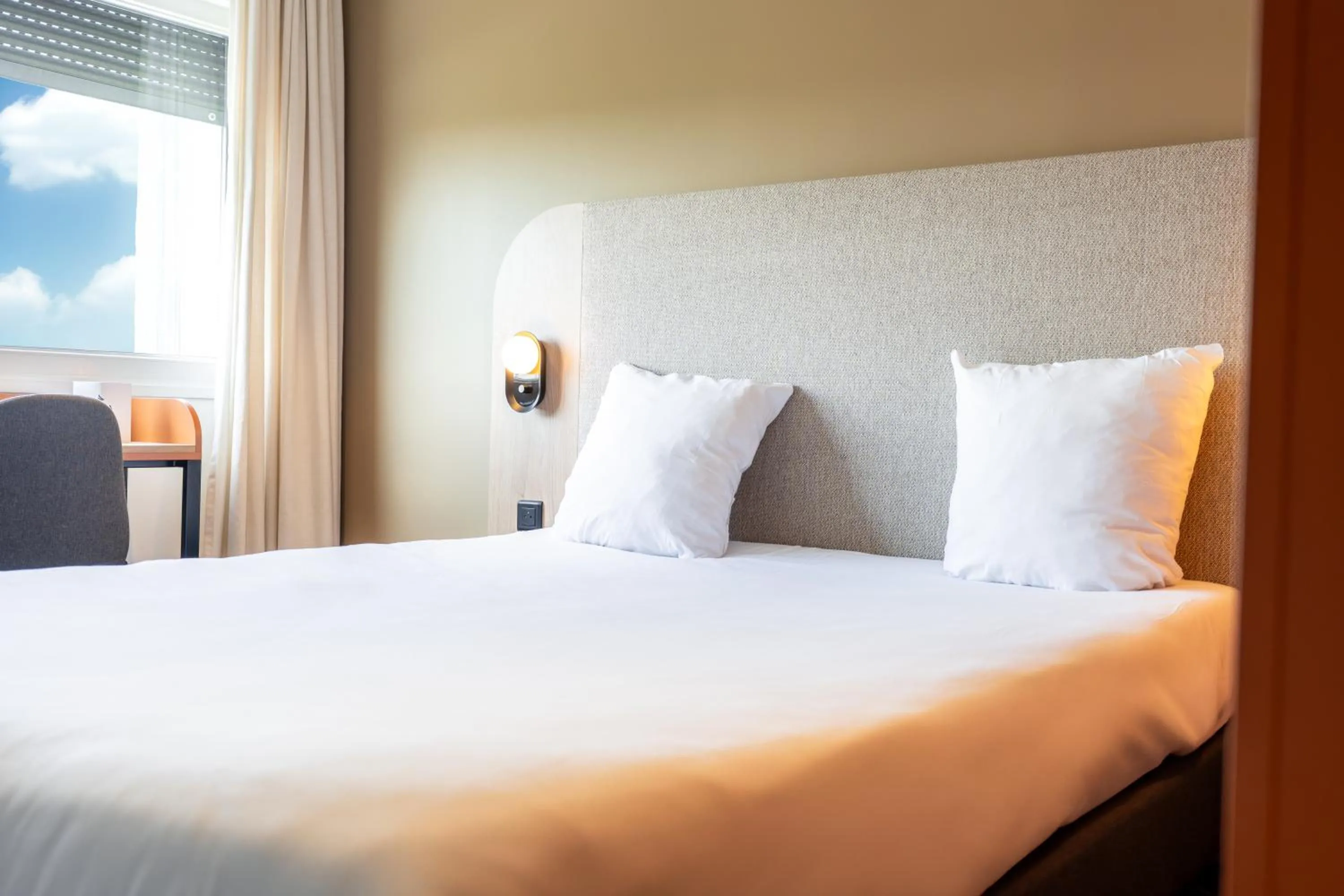 Bed in Hôtel Akena Reims Bezannes