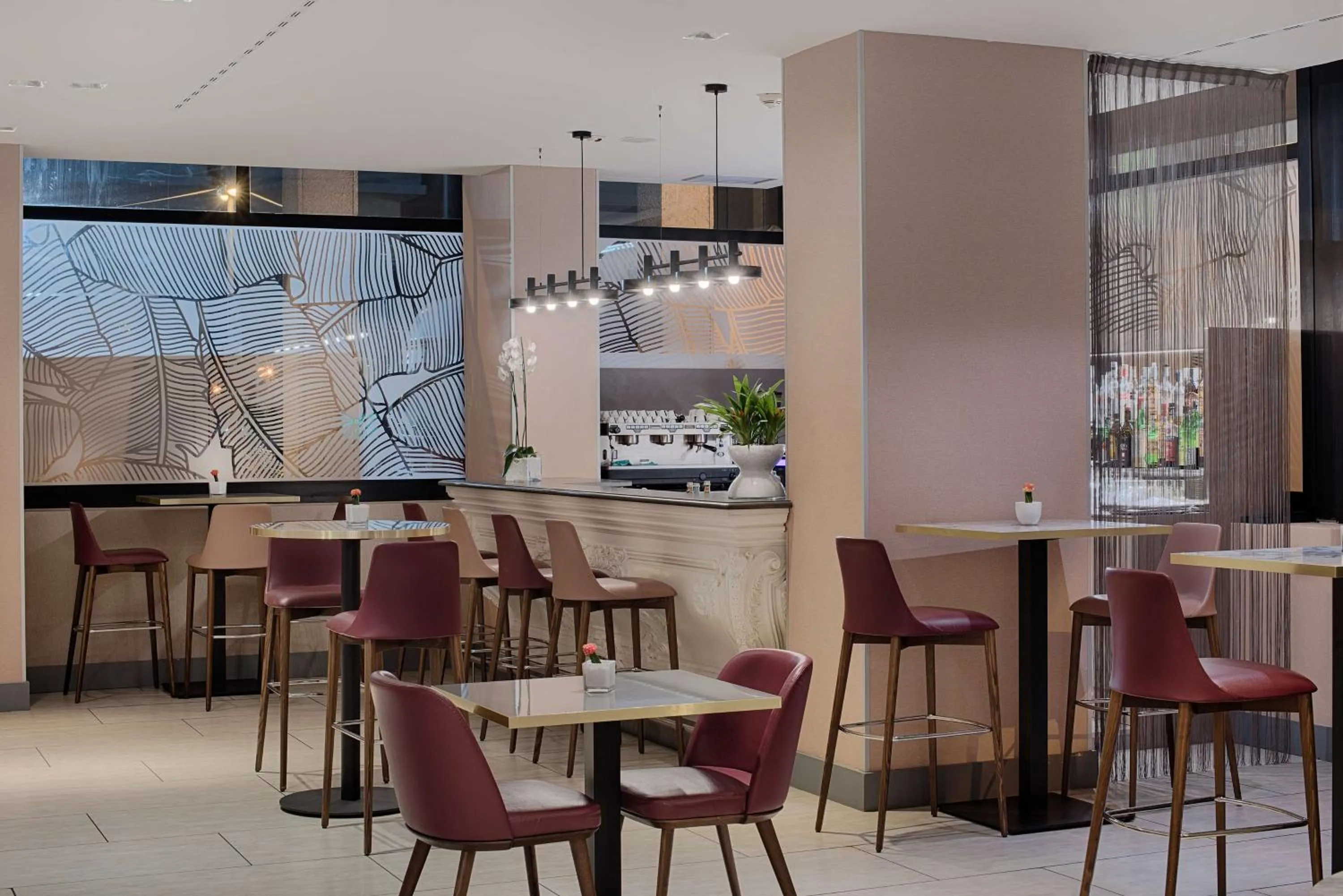 Lounge or bar in NH Bologna De La Gare