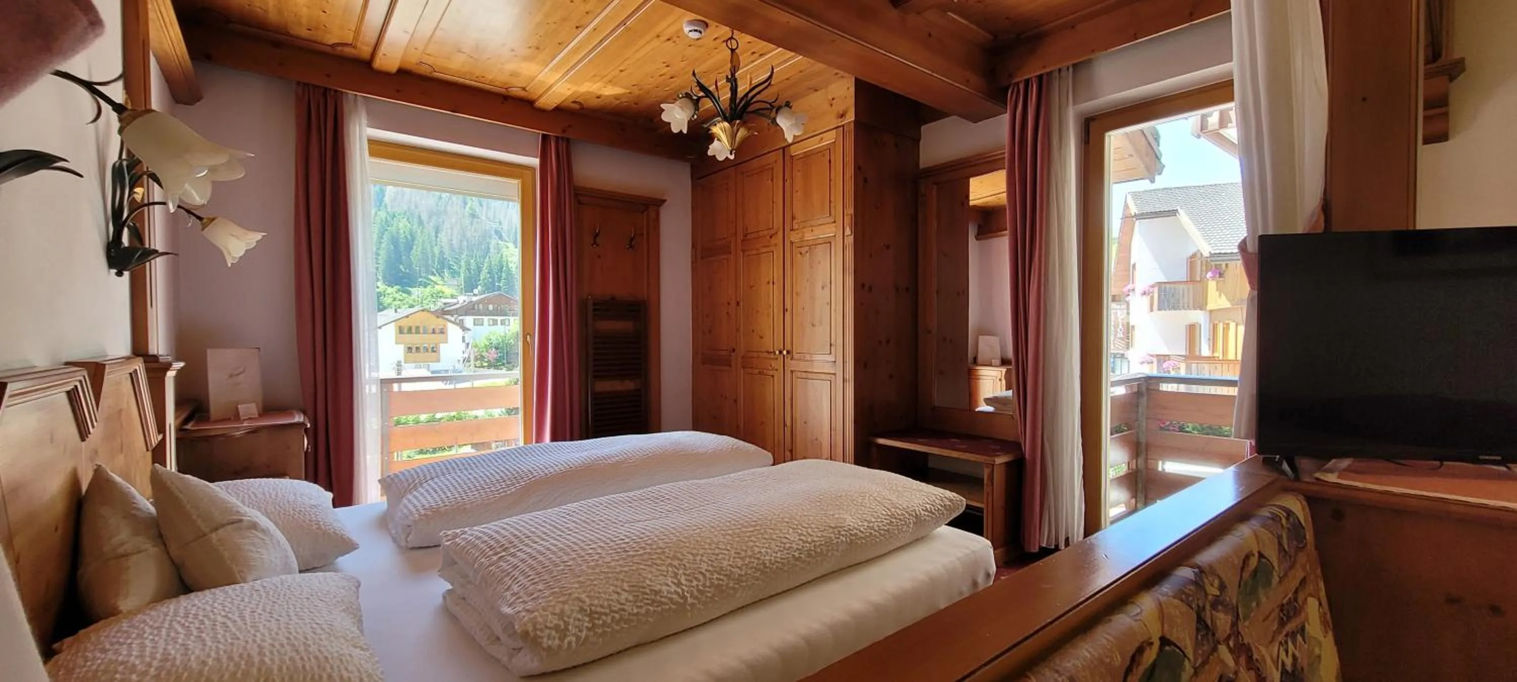 View (from property/room), Bed in Hotel Garni Royal