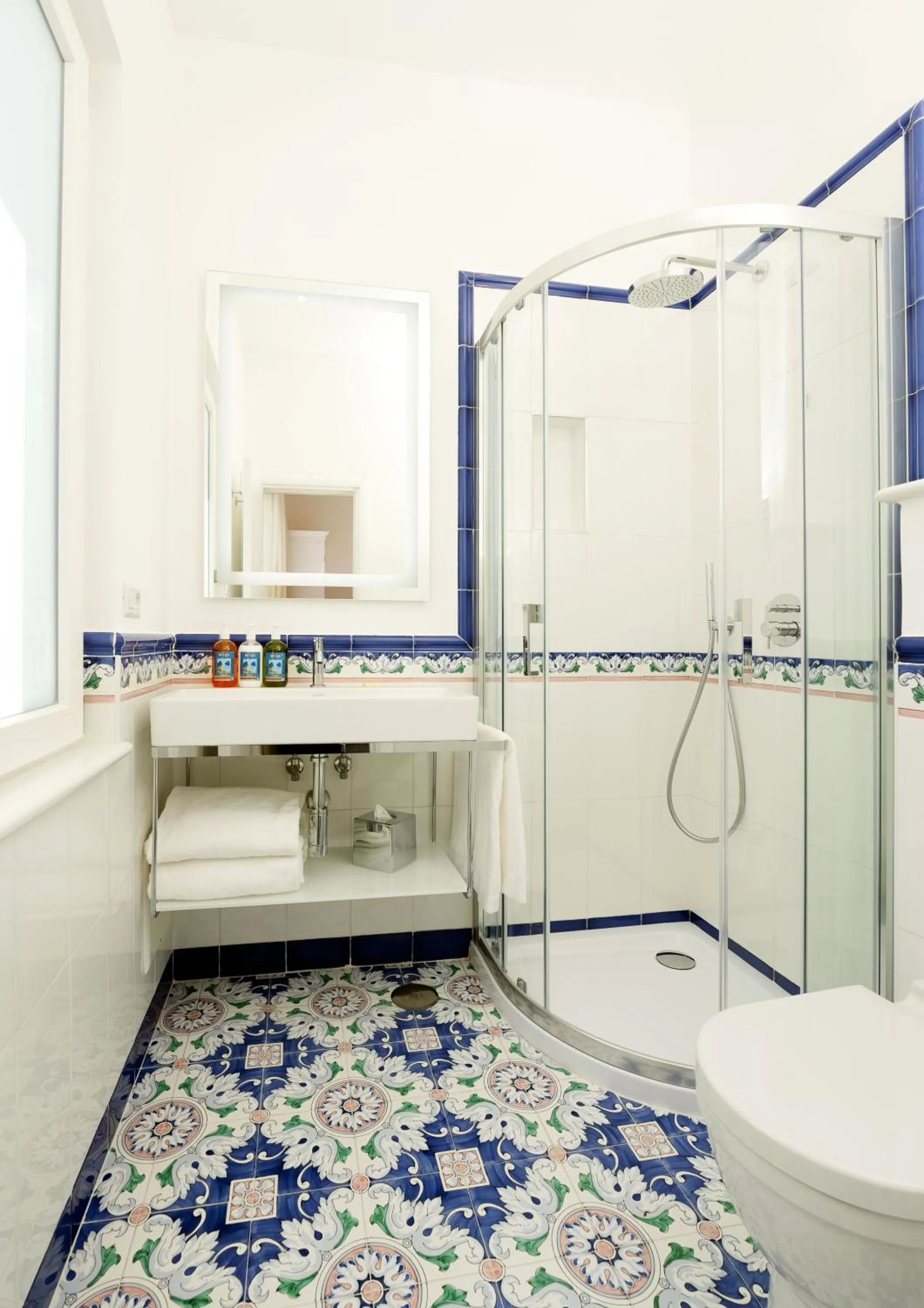 Shower in Hotel Syrene