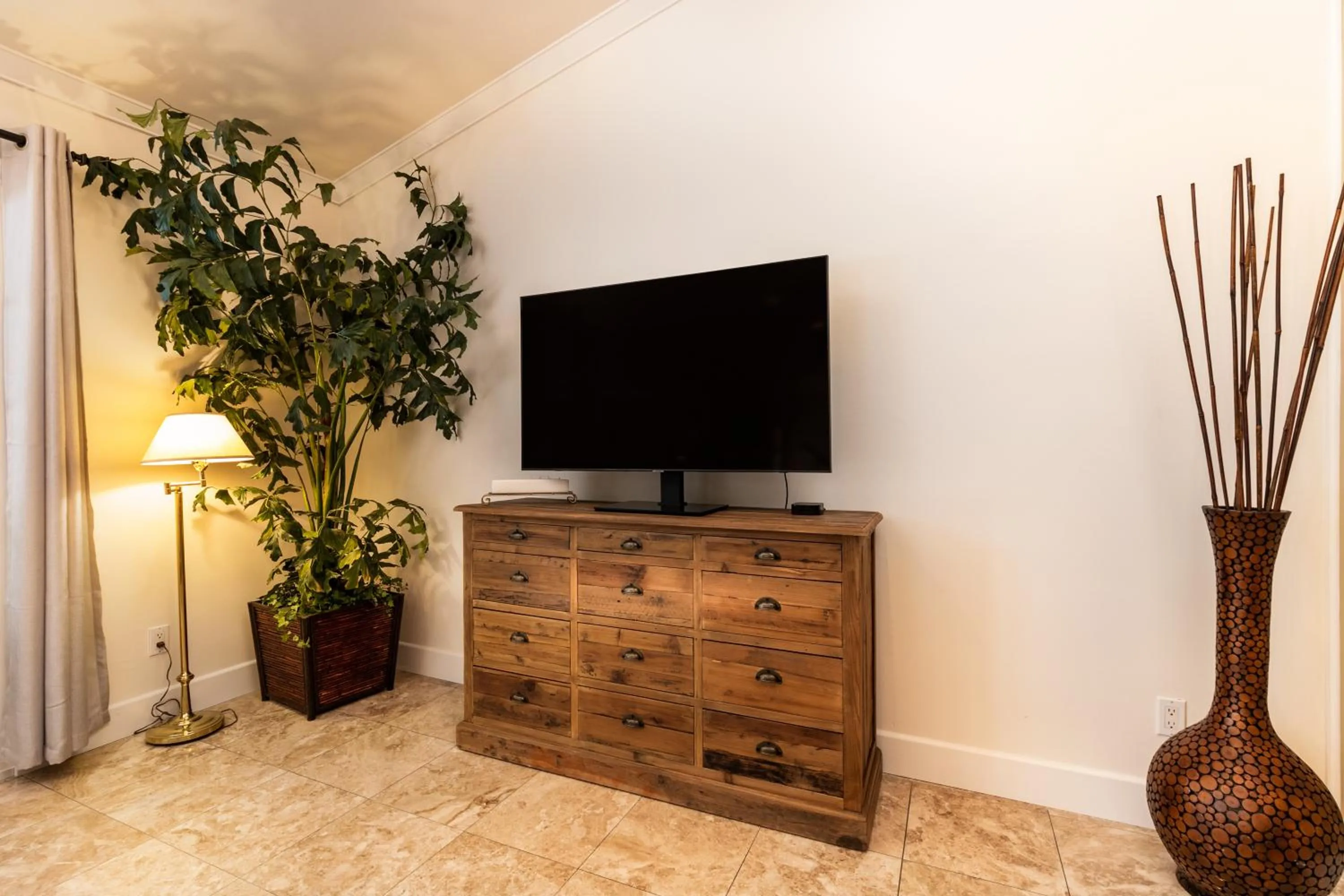 Villa Sausalito - Newly Designed 4BR HOUSE & POOL by Topanga