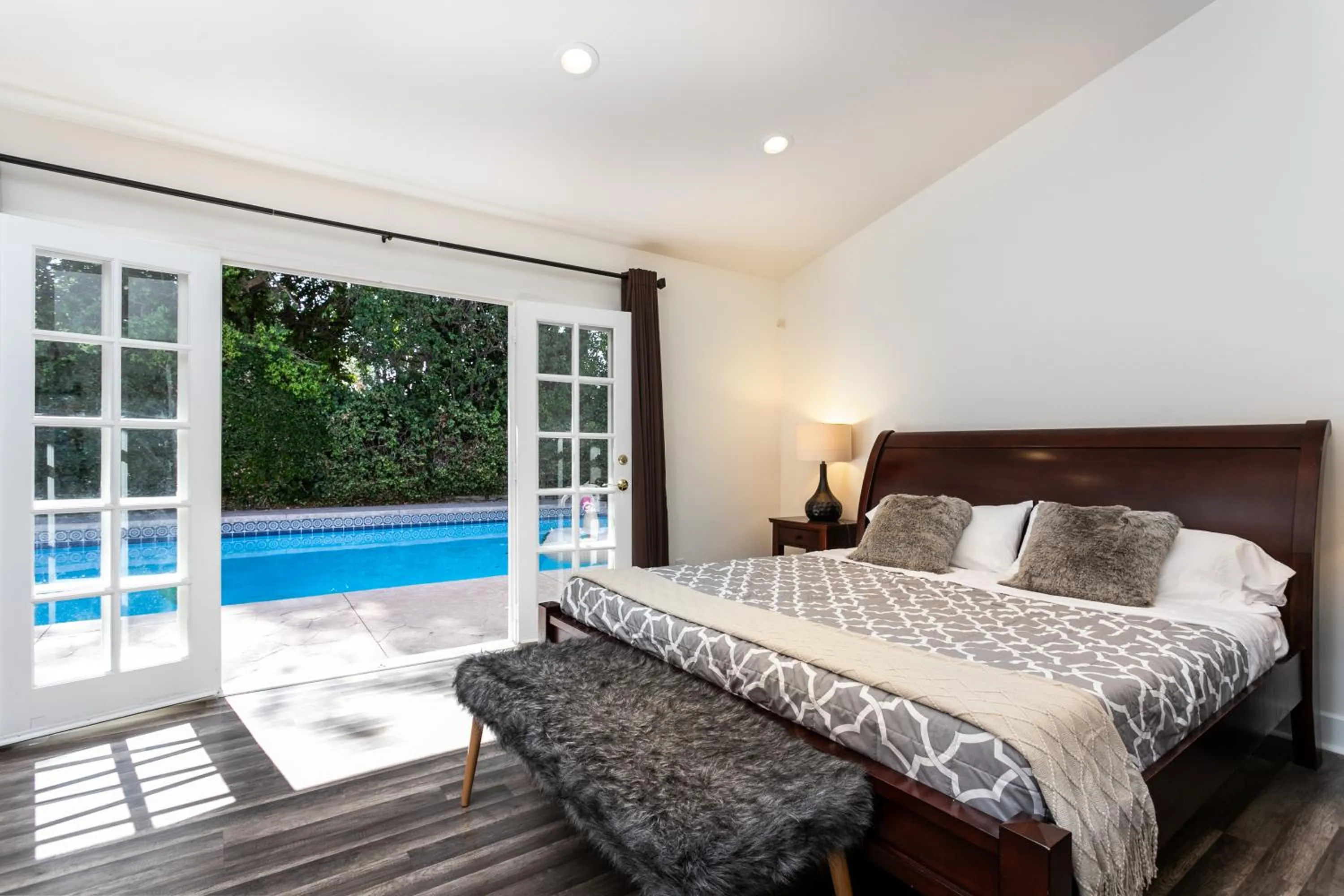 Bed in Villa Sausalito - Newly Designed 4BR HOUSE & POOL by Topanga