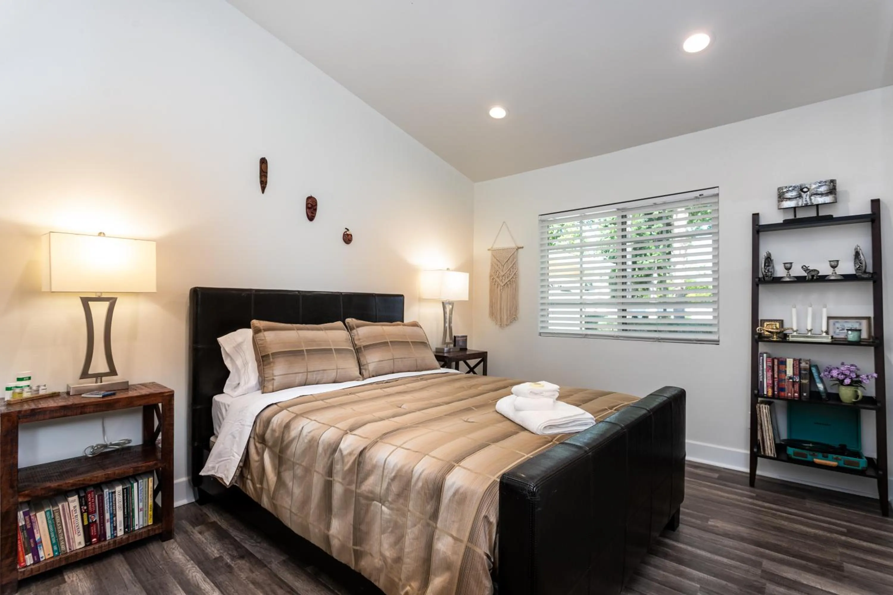 Bed in Villa Sausalito - Newly Designed 4BR HOUSE & POOL by Topanga