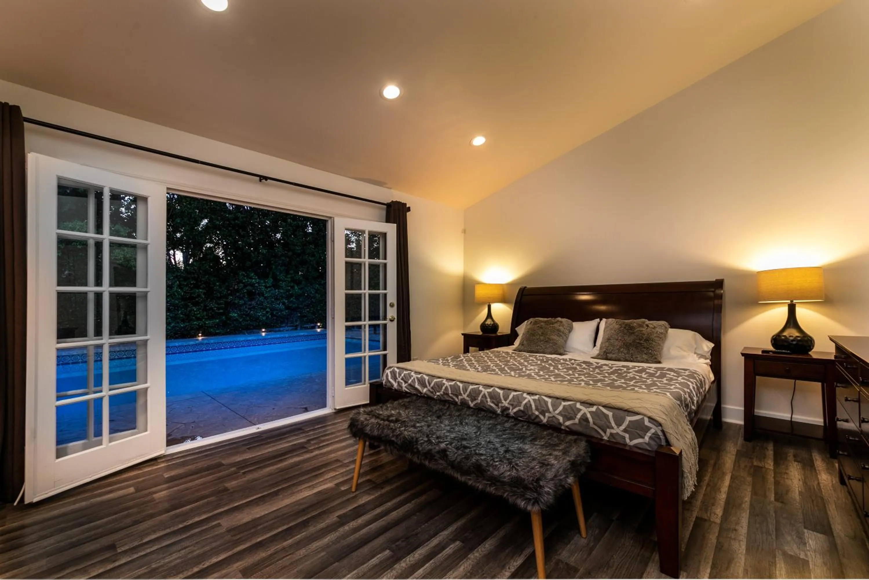 Bed in Villa Sausalito - Newly Designed 4BR HOUSE & POOL by Topanga