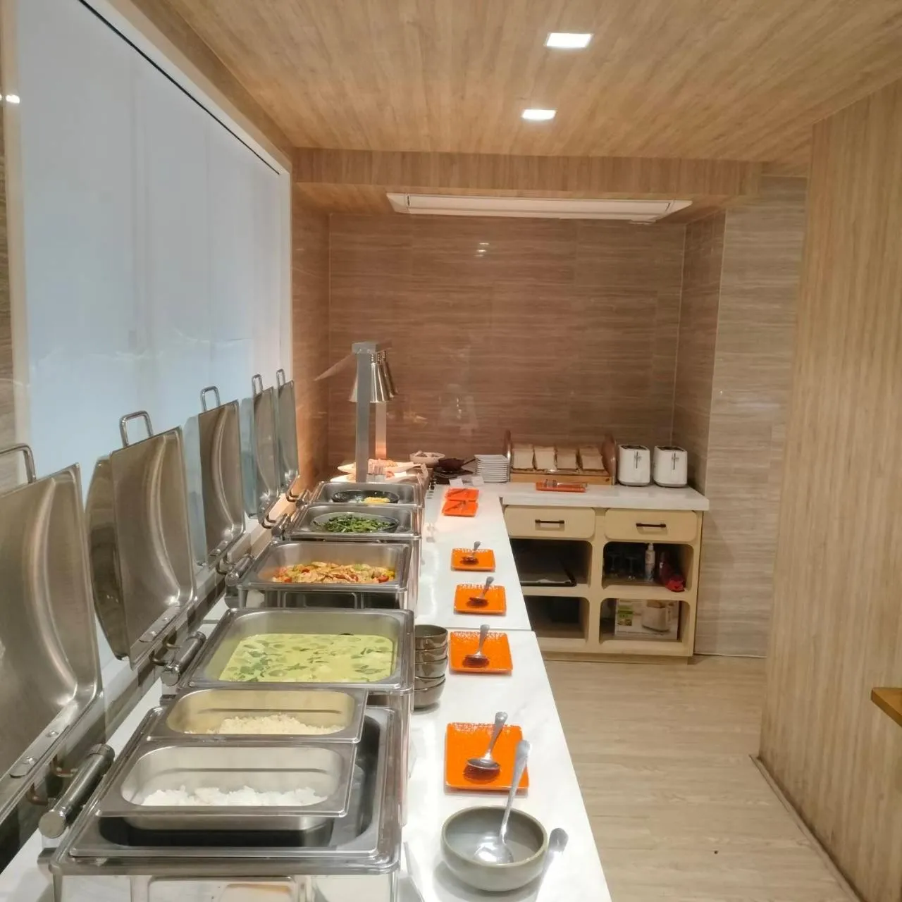 Restaurant/places to eat in Ramada Ekamai