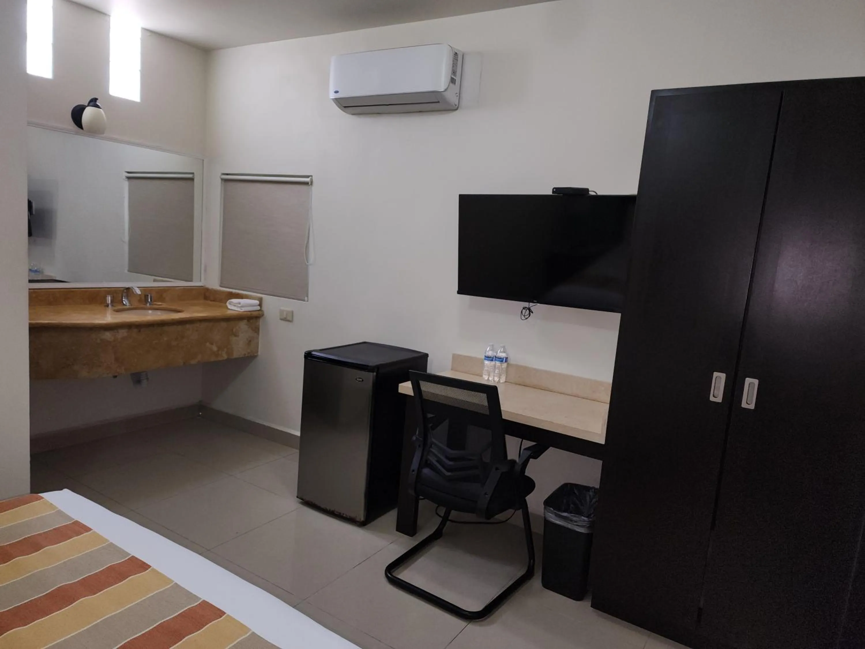 TV and multimedia, Bed in Hotel Maria Elena