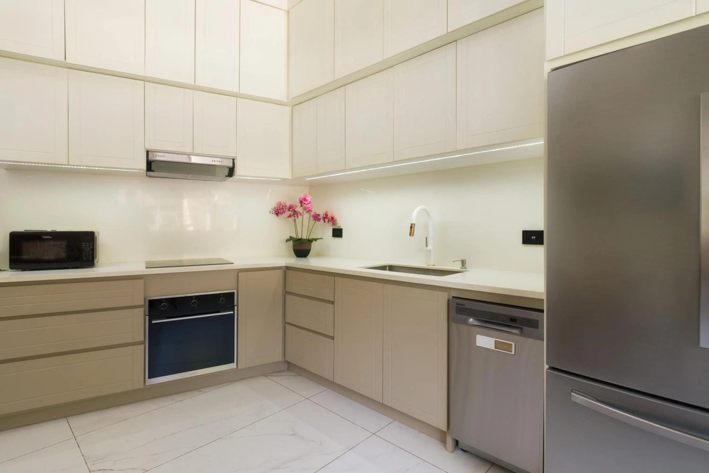 Kitchen or kitchenette in Tamarindo Bay Boutique Hotel, Apartments & Suites