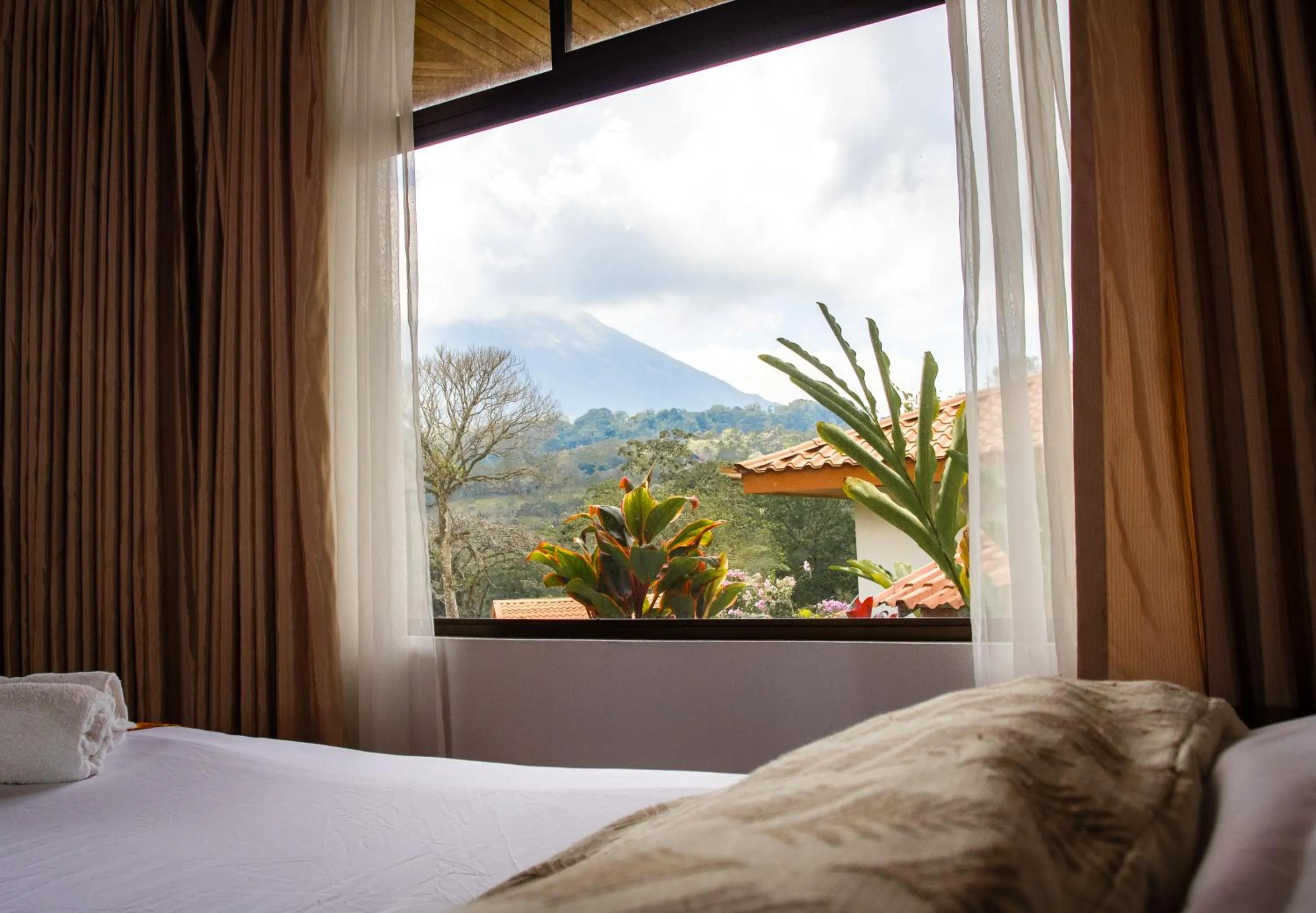 View (from property/room), Bed in Miradas Arenal Hotel & Hotsprings