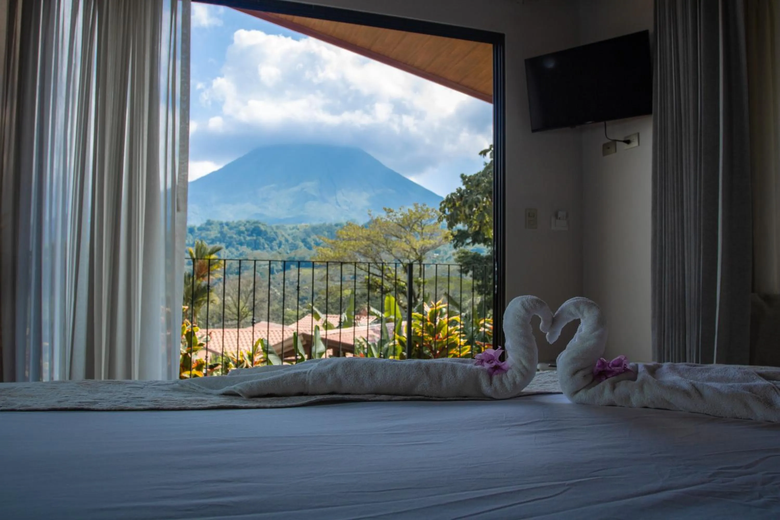 Mountain view, Bed in Miradas Arenal Hotel & Hotsprings