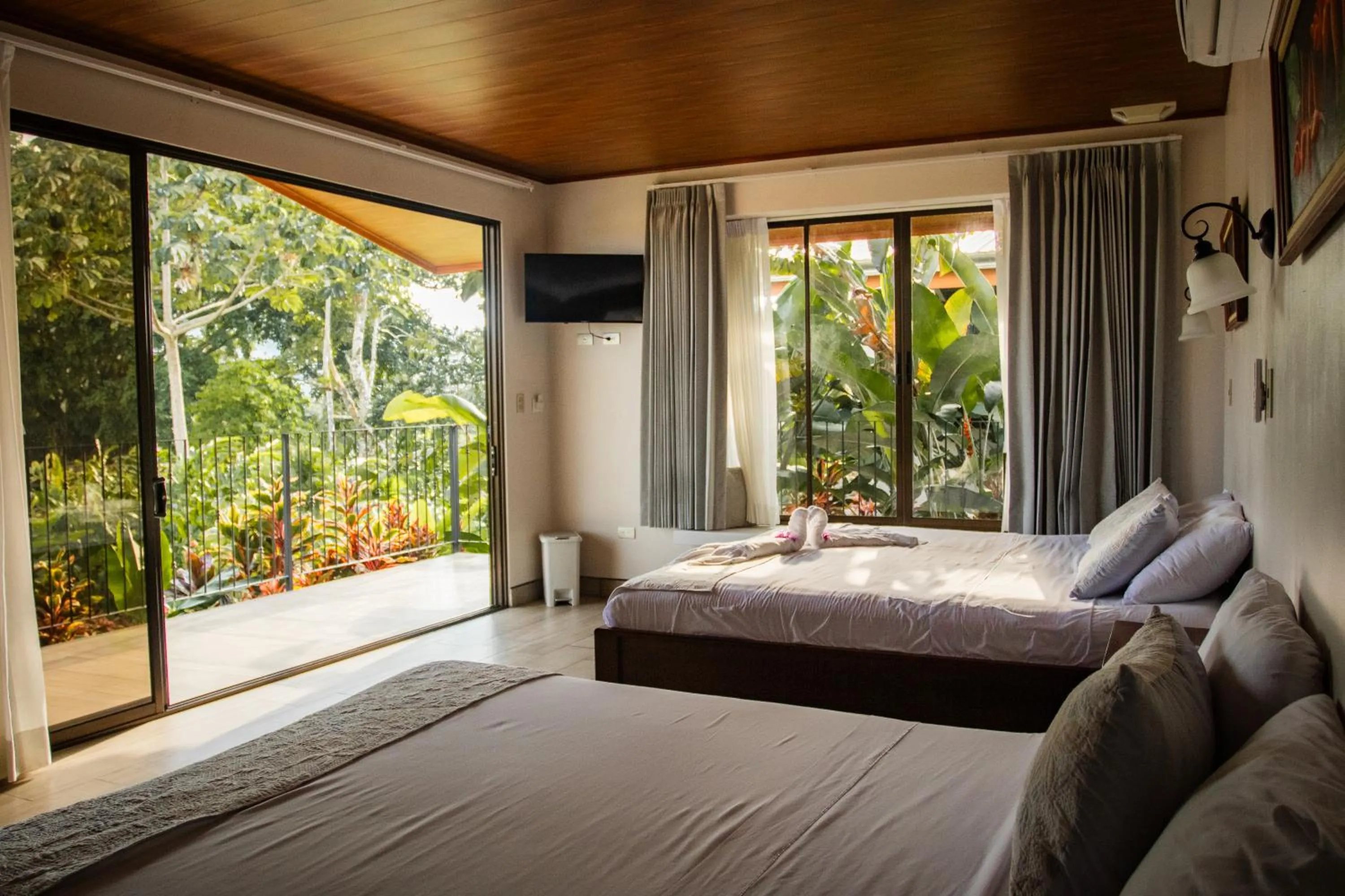 Bed in Miradas Arenal Hotel & Hotsprings