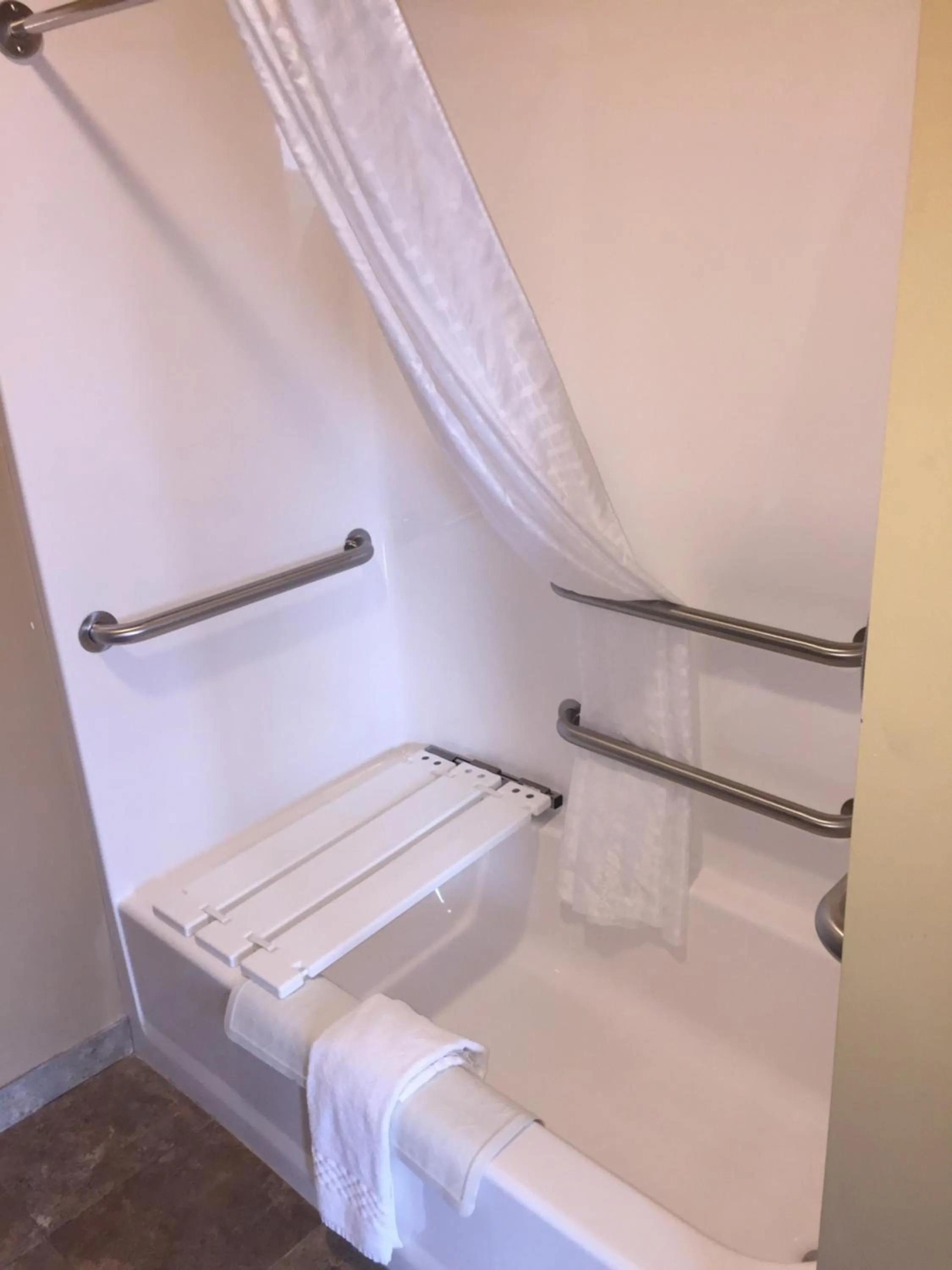 Shower in Cobblestone Inn & Suites - Newton