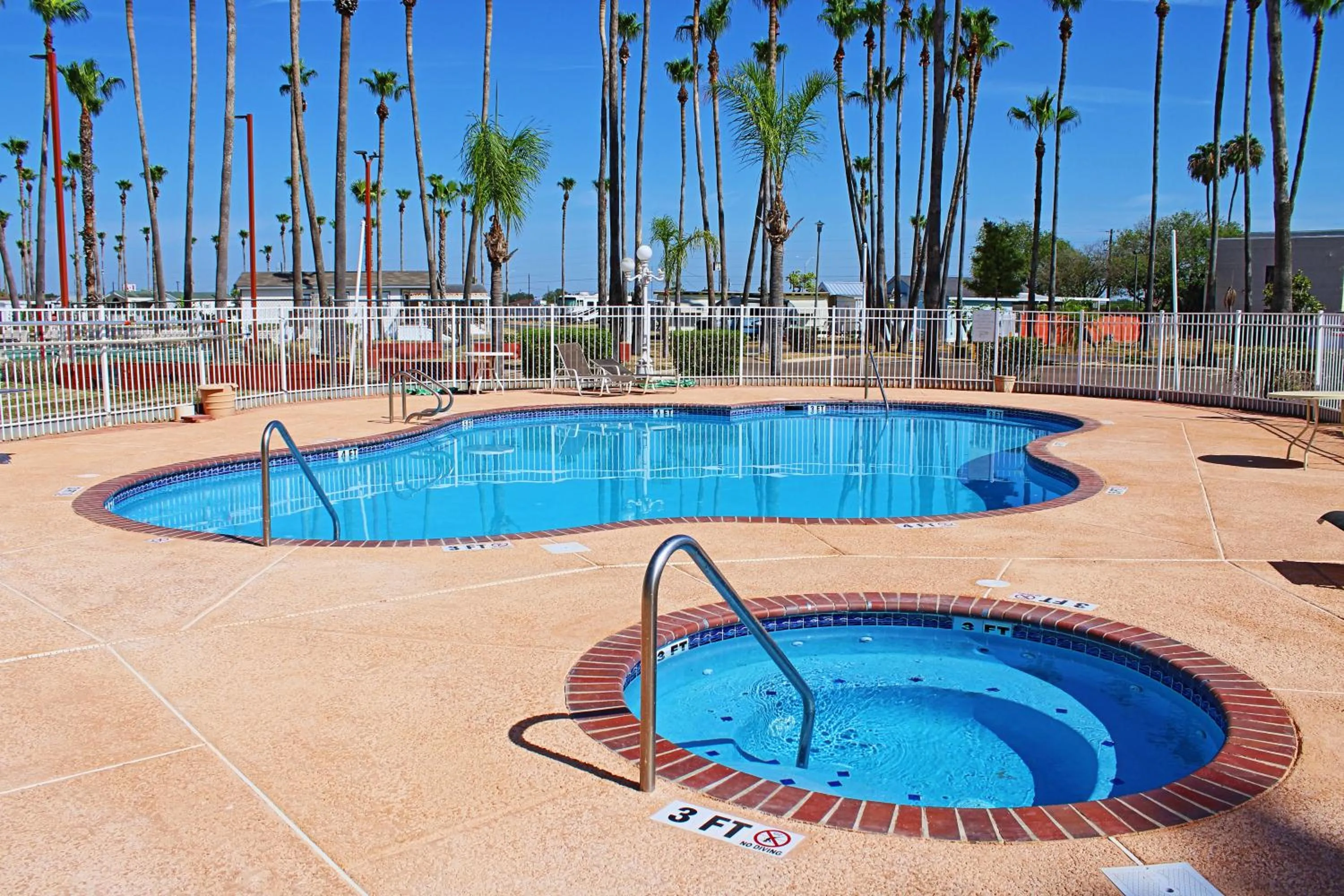 Swimming pool in Victoria Palms Inn and Suites