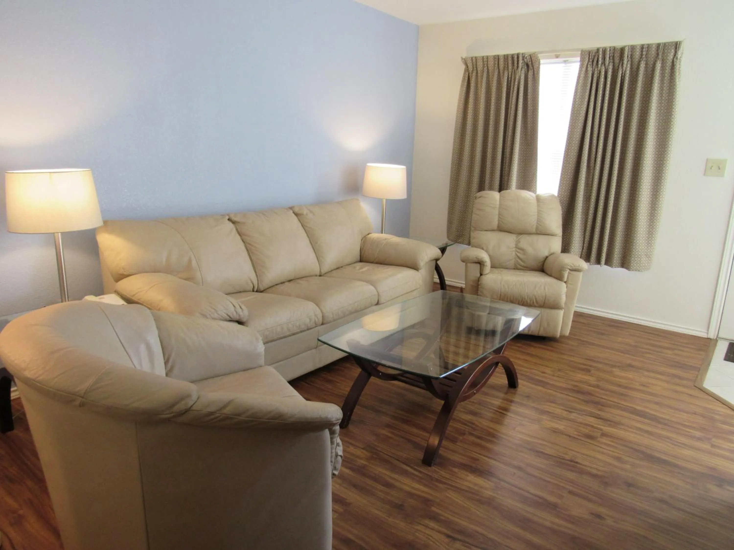Living room in Victoria Palms Inn and Suites