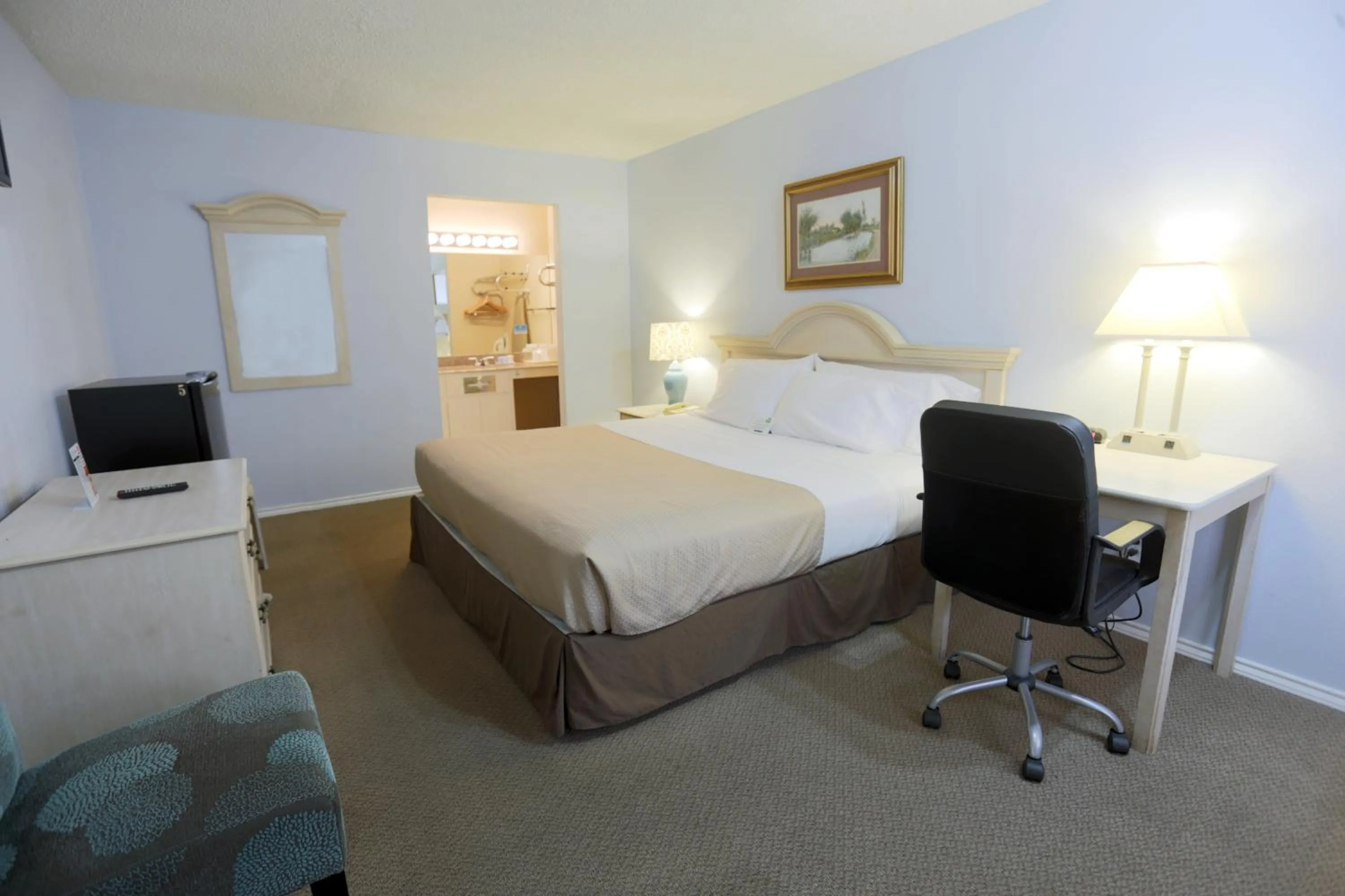 Photo of the whole room, Bed in Victoria Palms Inn and Suites