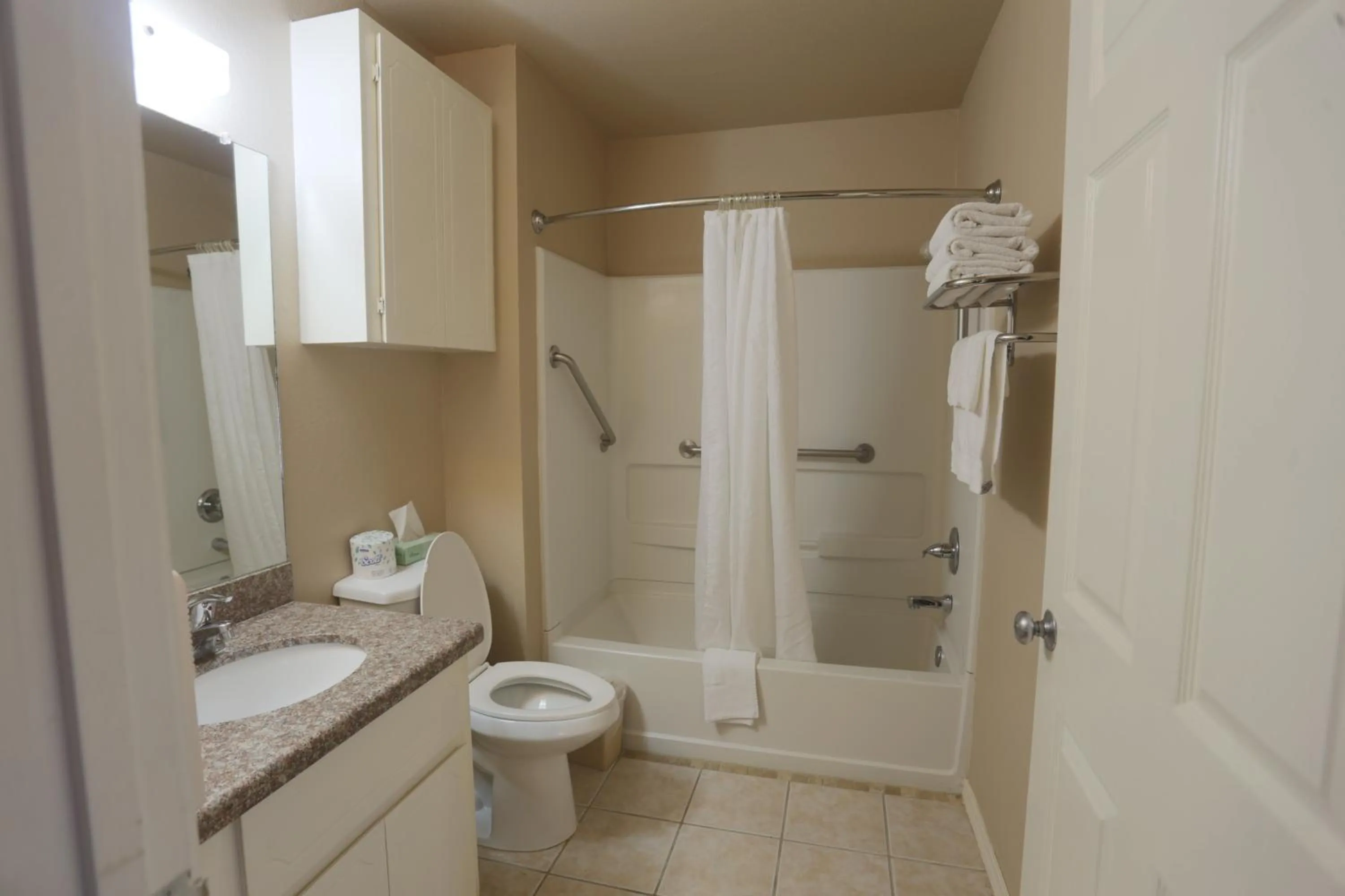 Bathroom in Victoria Palms Inn and Suites