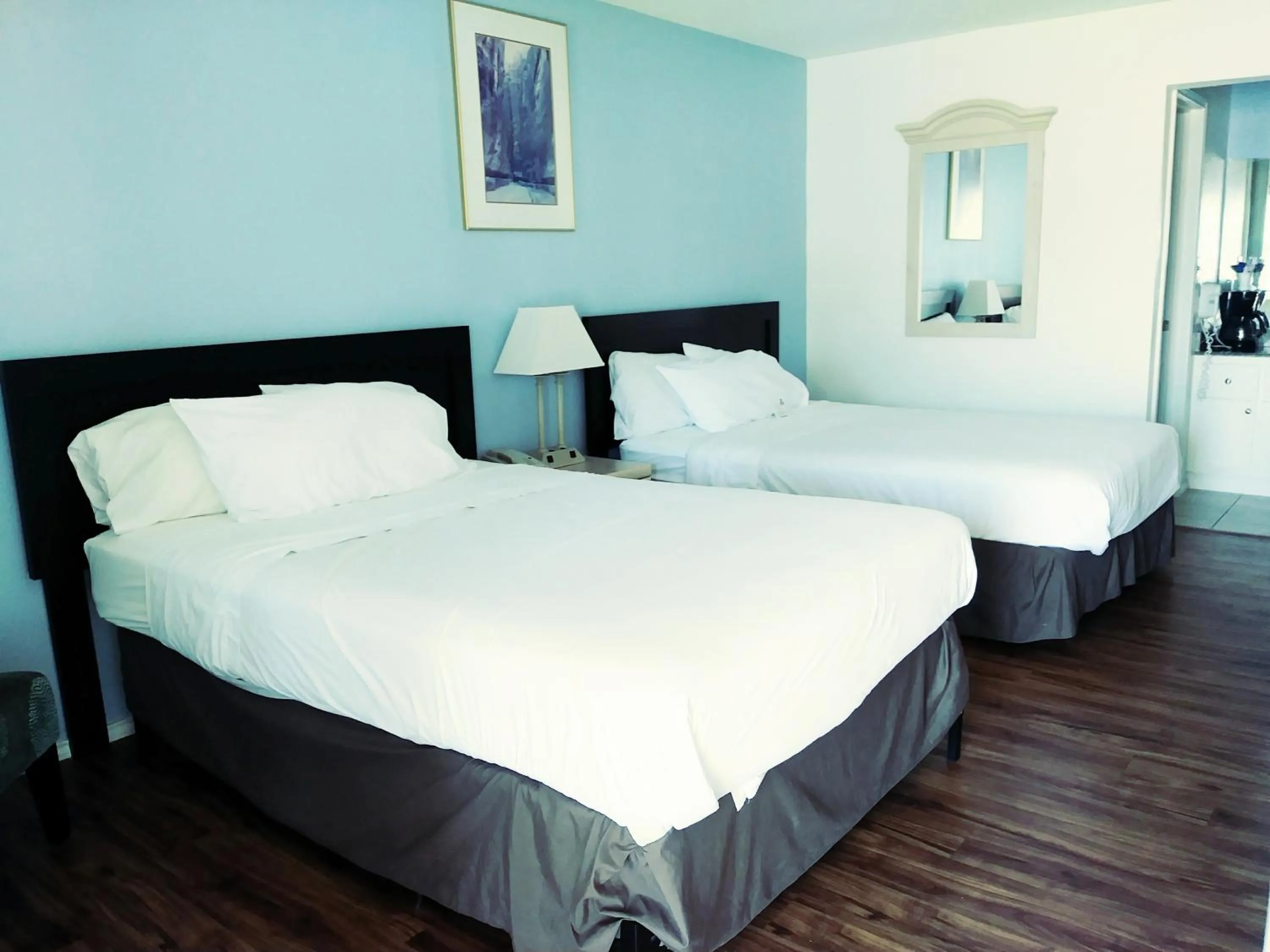 Photo of the whole room, Bed in Victoria Palms Inn and Suites