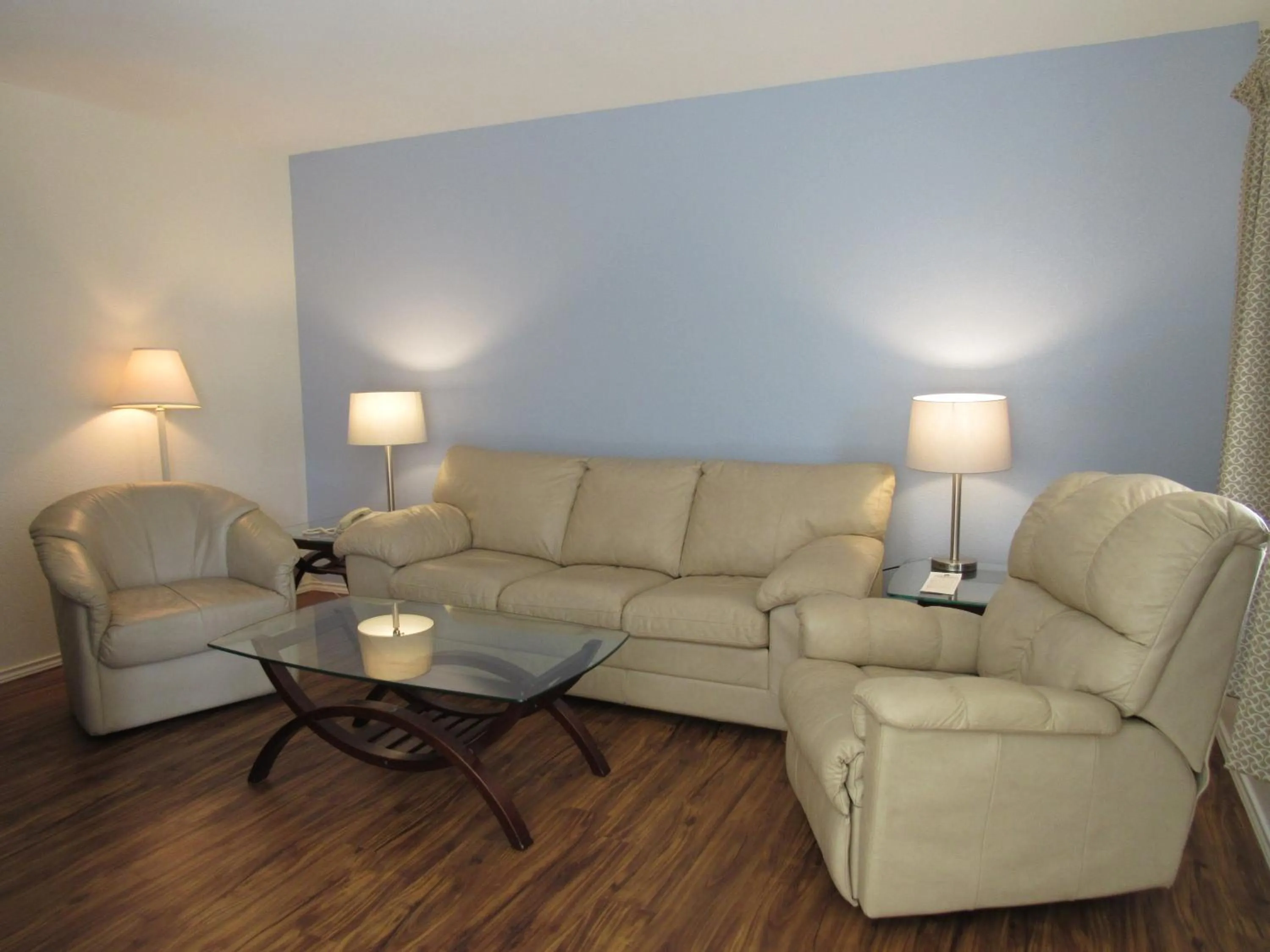 Living room in Victoria Palms Inn and Suites