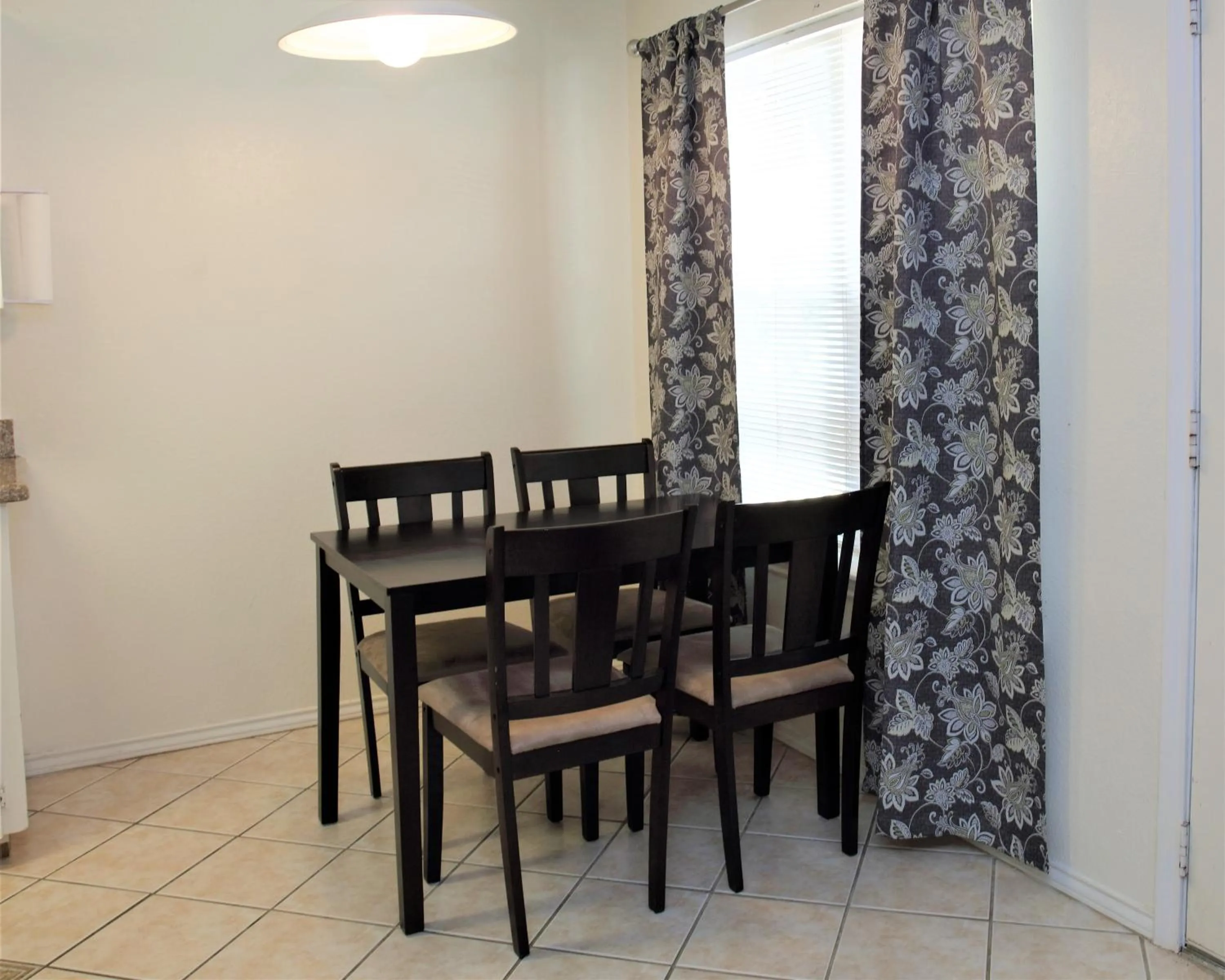 Dining area in Victoria Palms Inn and Suites