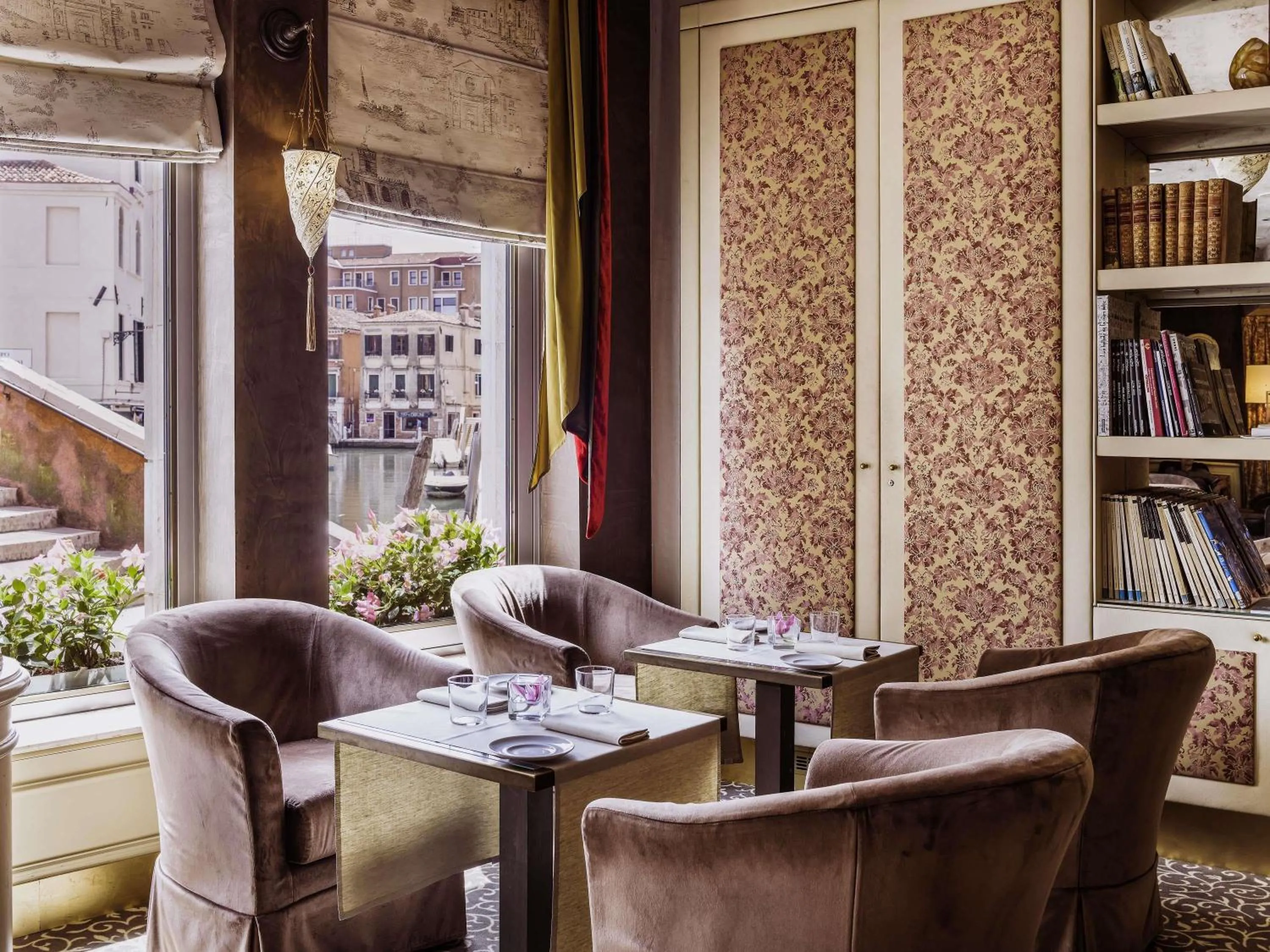 Lounge or bar in Papadopoli Hotel Venezia - MGallery Collection
