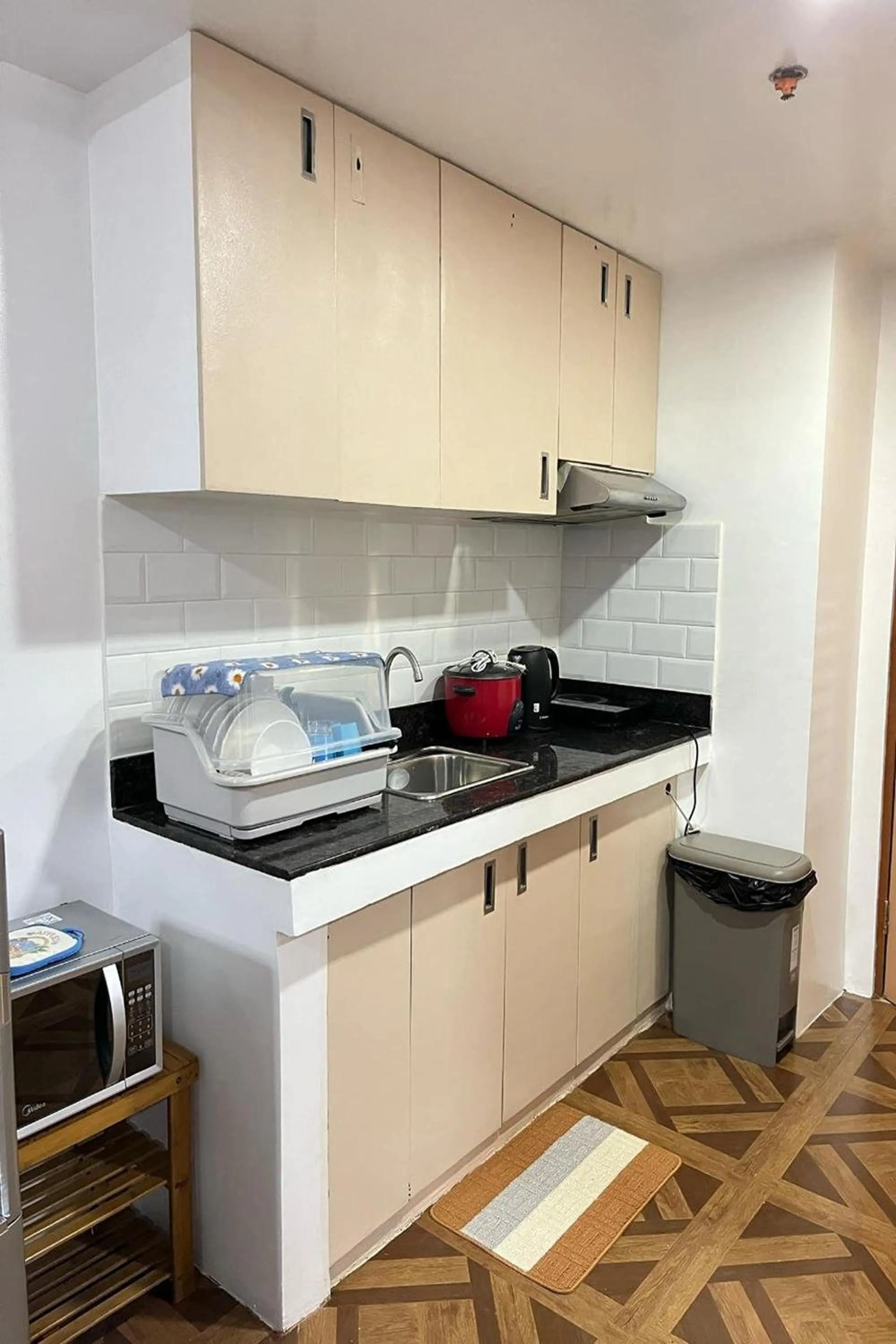 Kitchen or kitchenette in Krystal Claine Homestay-BURNHAM HILL