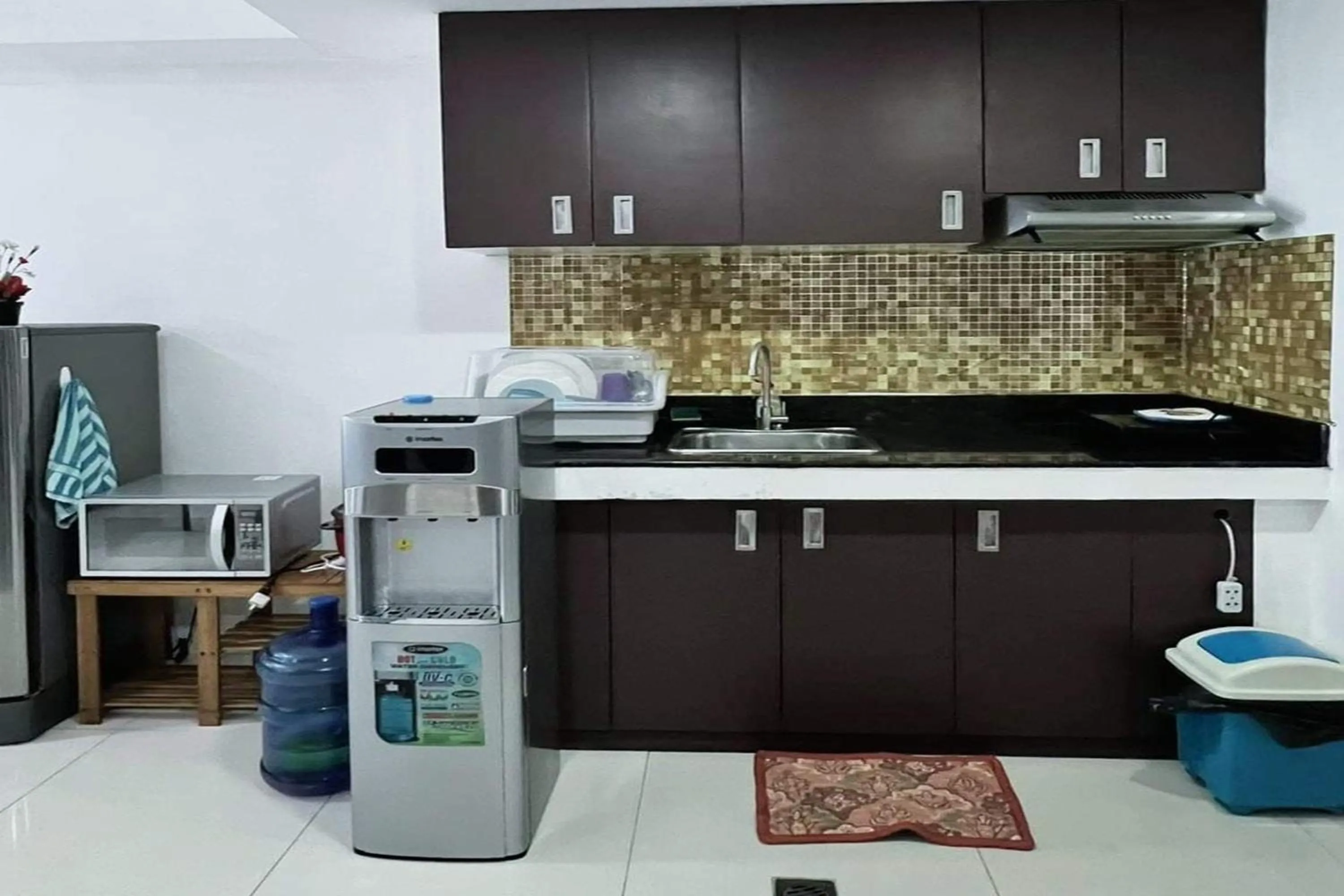 Kitchen or kitchenette in Krystal Claine Homestay-BURNHAM HILL